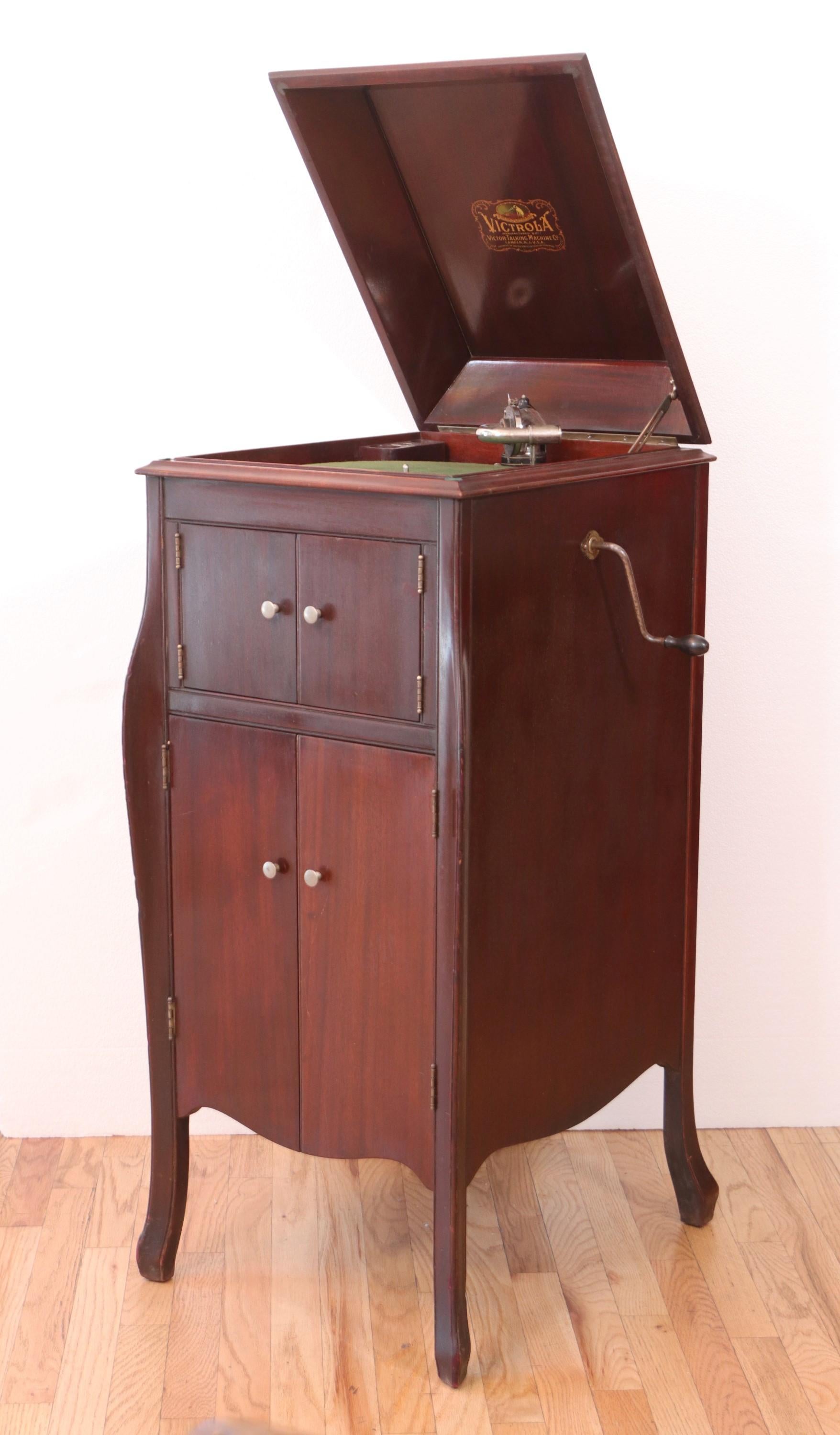 Victrola VV-X Floor-Model Phonograph by The Victrola Talking Machine Co. For Sale 2