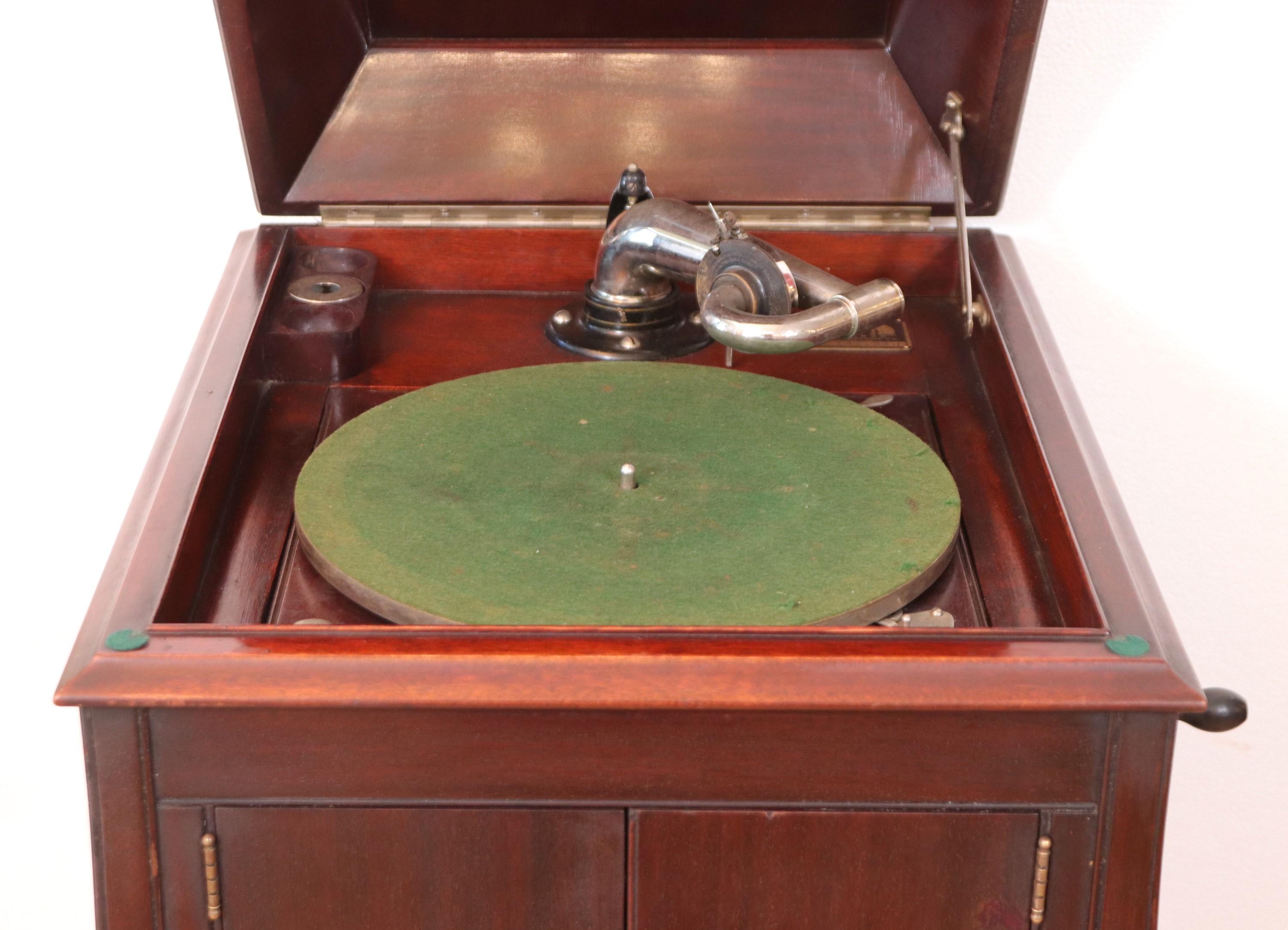 Victorian Victrola VV-X Floor-Model Phonograph by The Victrola Talking Machine Co. For Sale