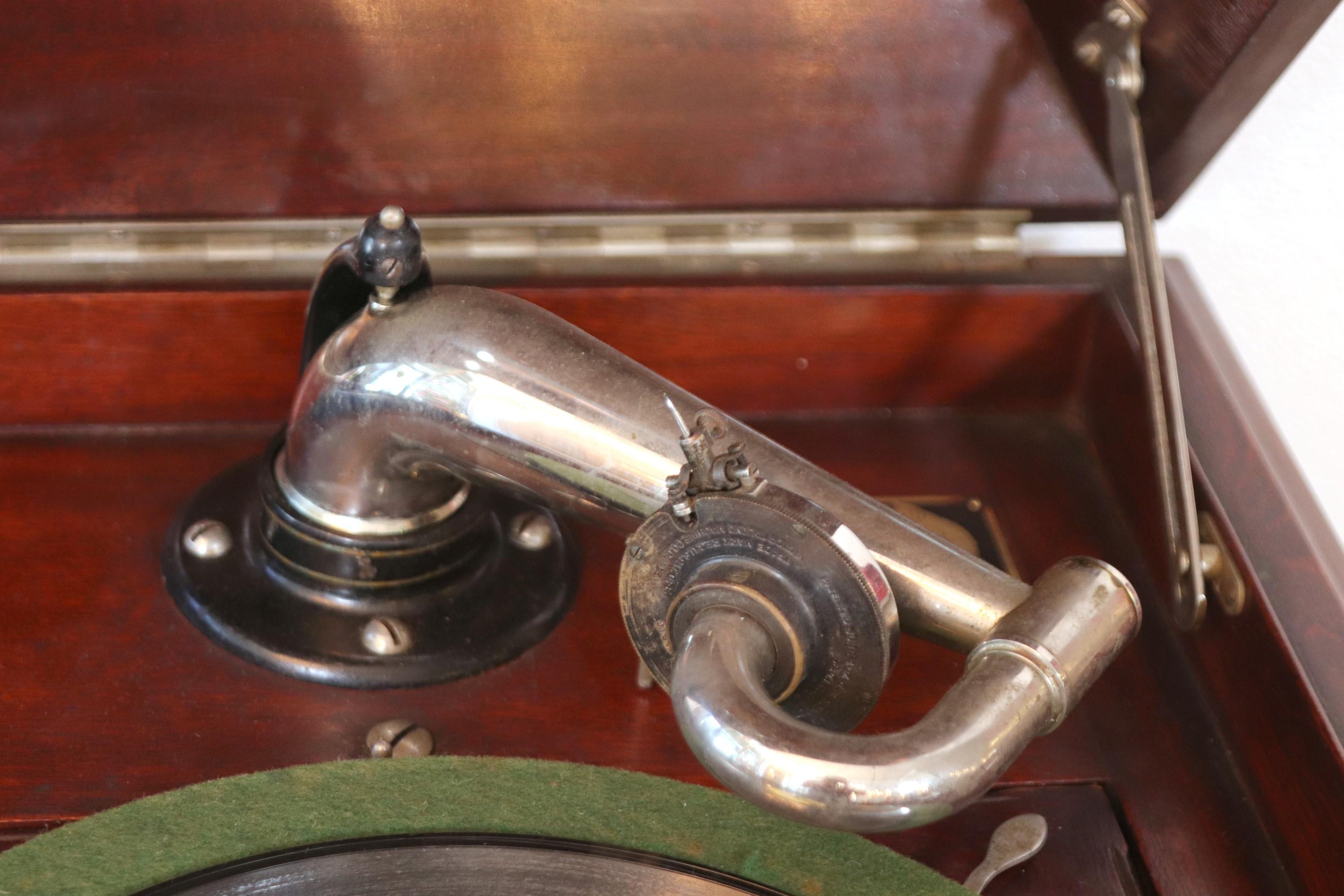 Victrola VV-X Floor-Model Phonograph by The Victrola Talking Machine Co. In Good Condition In New York, NY