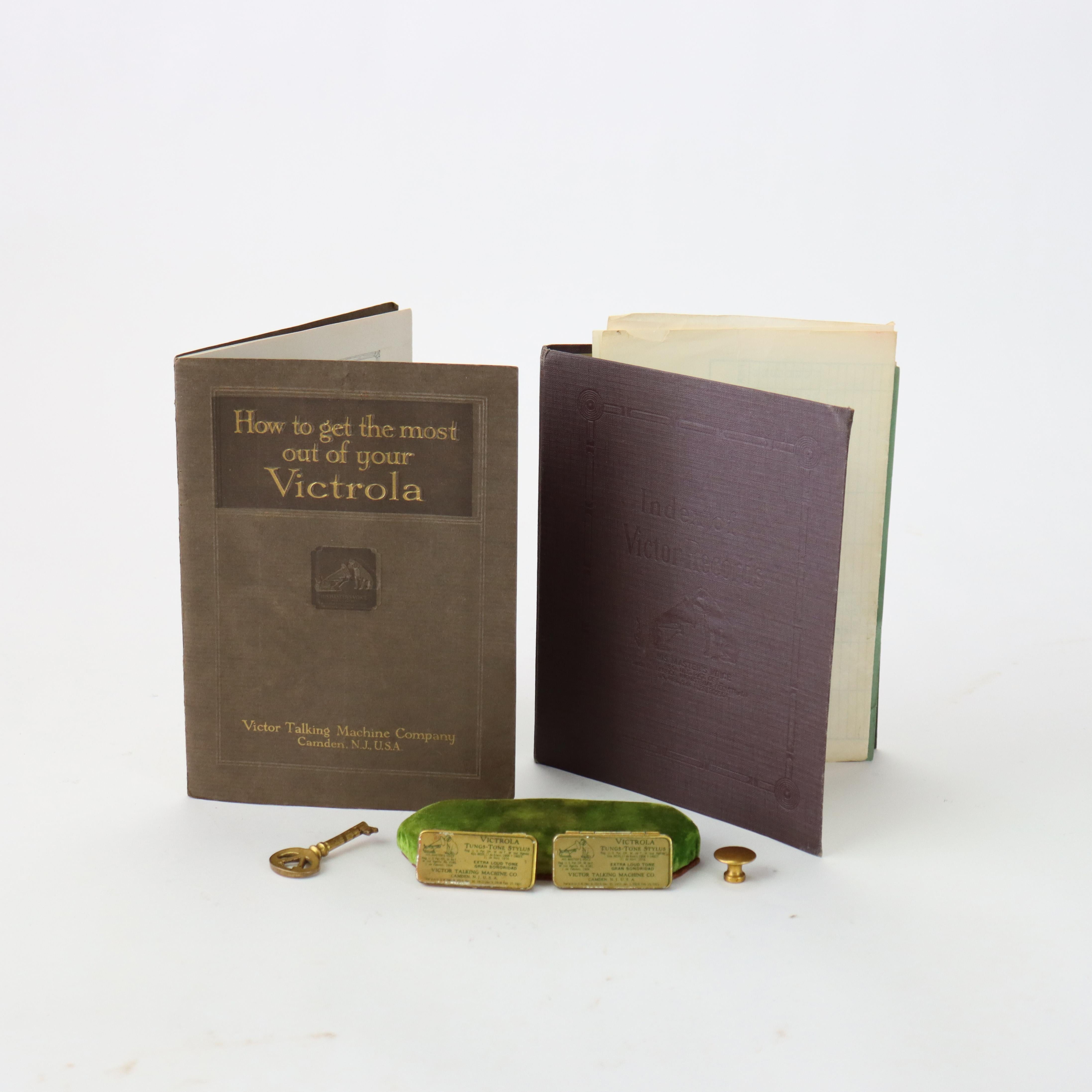 Victrola XVI acajou, lecteur de disques droit et disques C1900 en vente 9