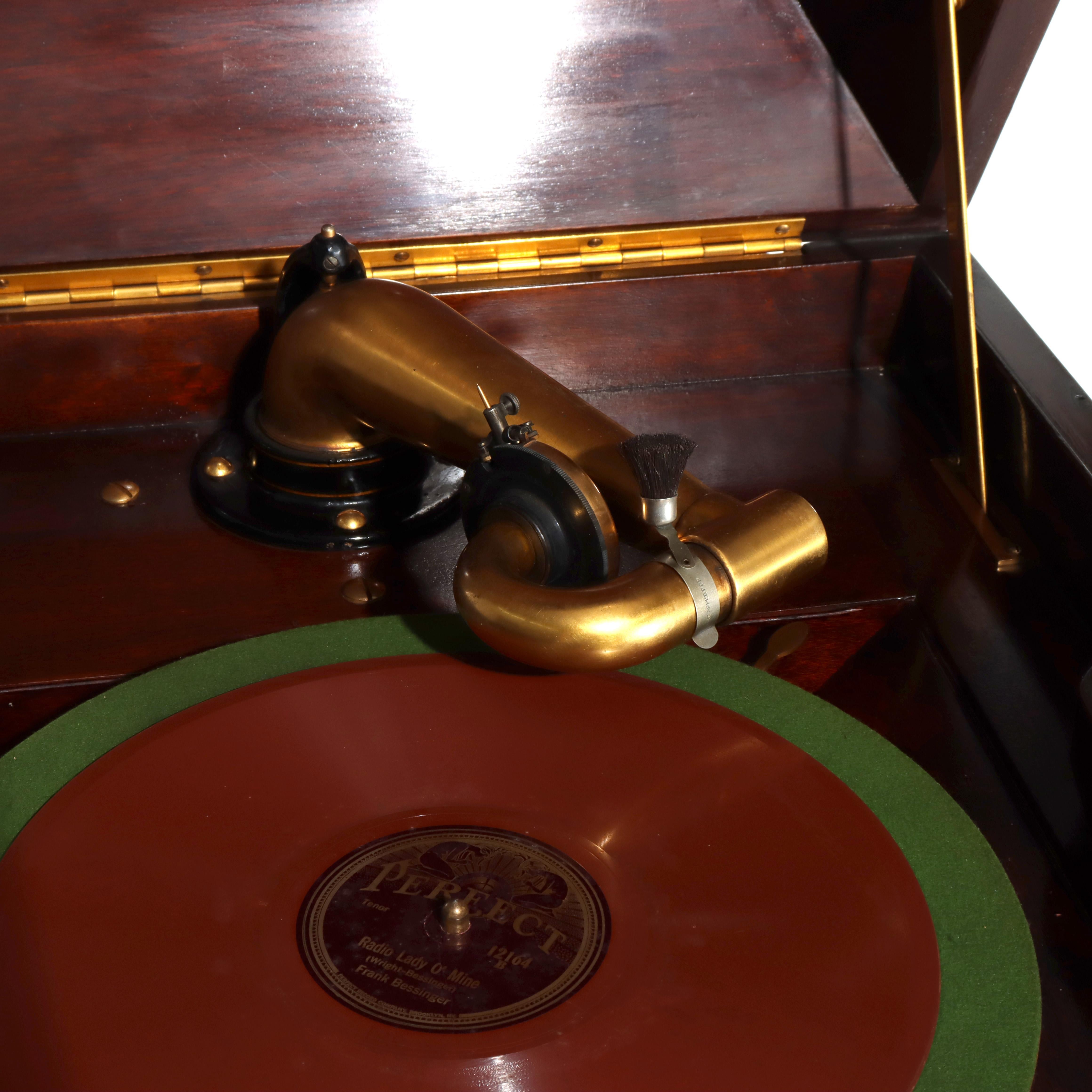 Victrola XVI acajou, lecteur de disques droit et disques C1900 Bon état - En vente à Big Flats, NY