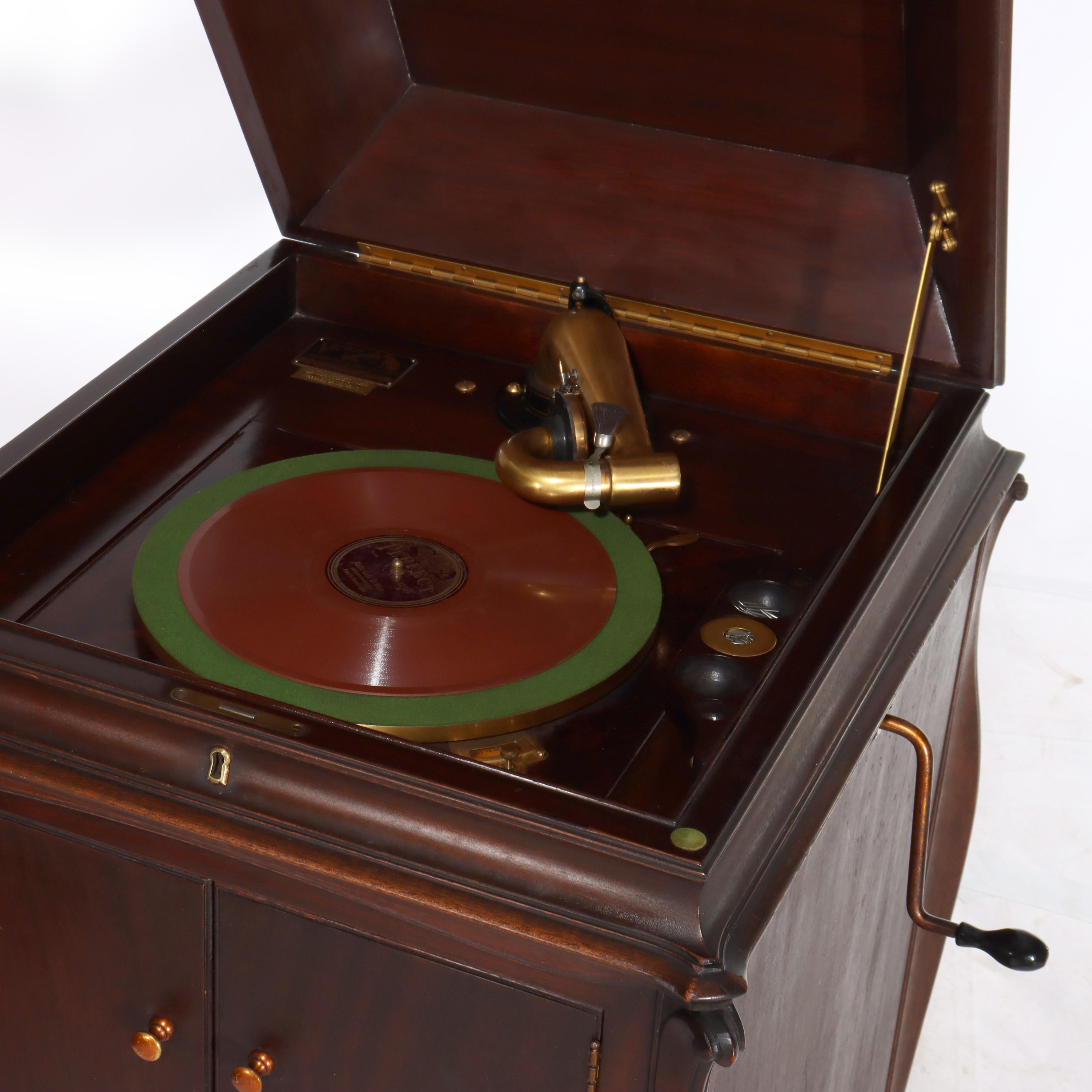 20ième siècle Victrola XVI acajou, lecteur de disques droit et disques C1900 en vente