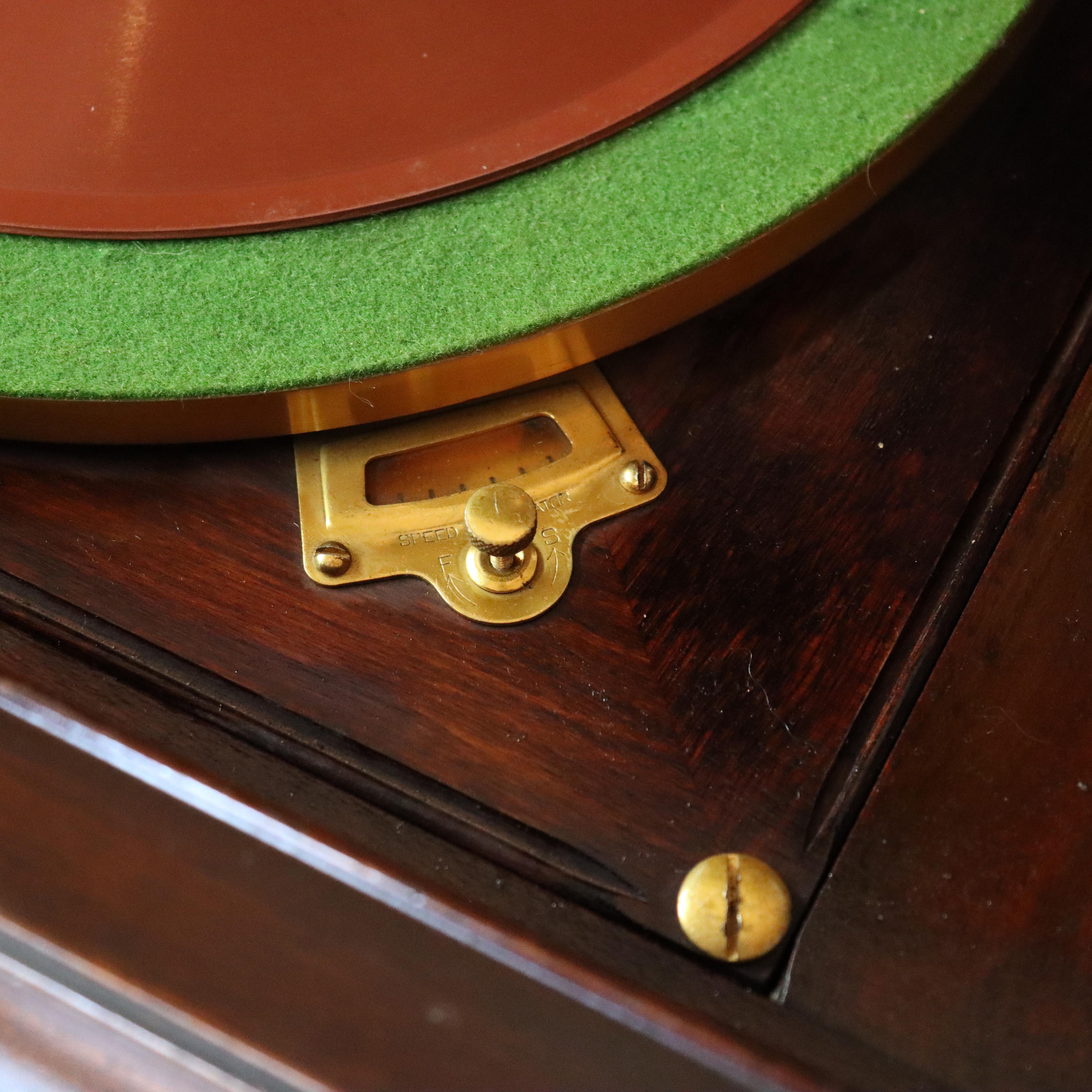 Victrola XVI acajou, lecteur de disques droit et disques C1900 en vente 4