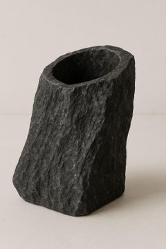 Vid Portabottiglie cilindrico unico in marmo nero intagliato di Andre Monnier