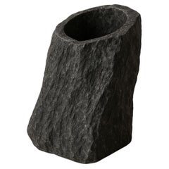 Vid Portabottiglie cilindrico unico in marmo nero intagliato di Andre Monnier