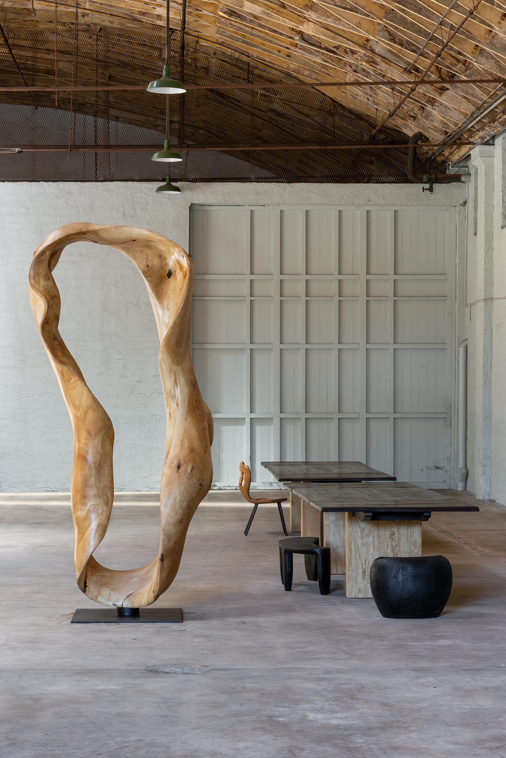 Moderne Sculpture en bois vieilli Vida de CEU Studio, représentée par Tuleste Factory en vente