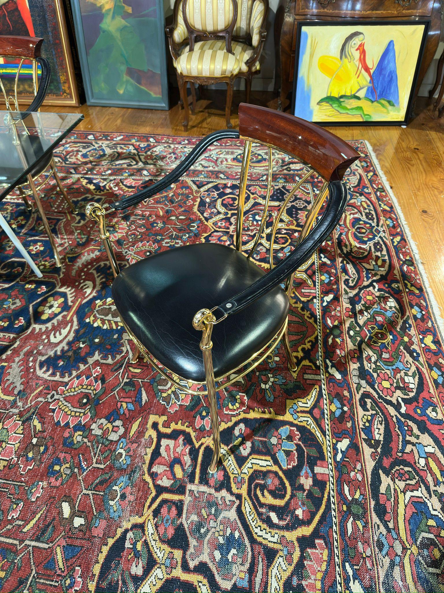 VIDAL GRAU, 6 chaises
Production Espagne vers 1980
6 chaises avec structure tubulaire en métal doré 24 carats, assise et accoudoirs en cuir noir, partie supérieure du dossier en bois d'acajou, décoration en forme de tête de cygne sur le devant de