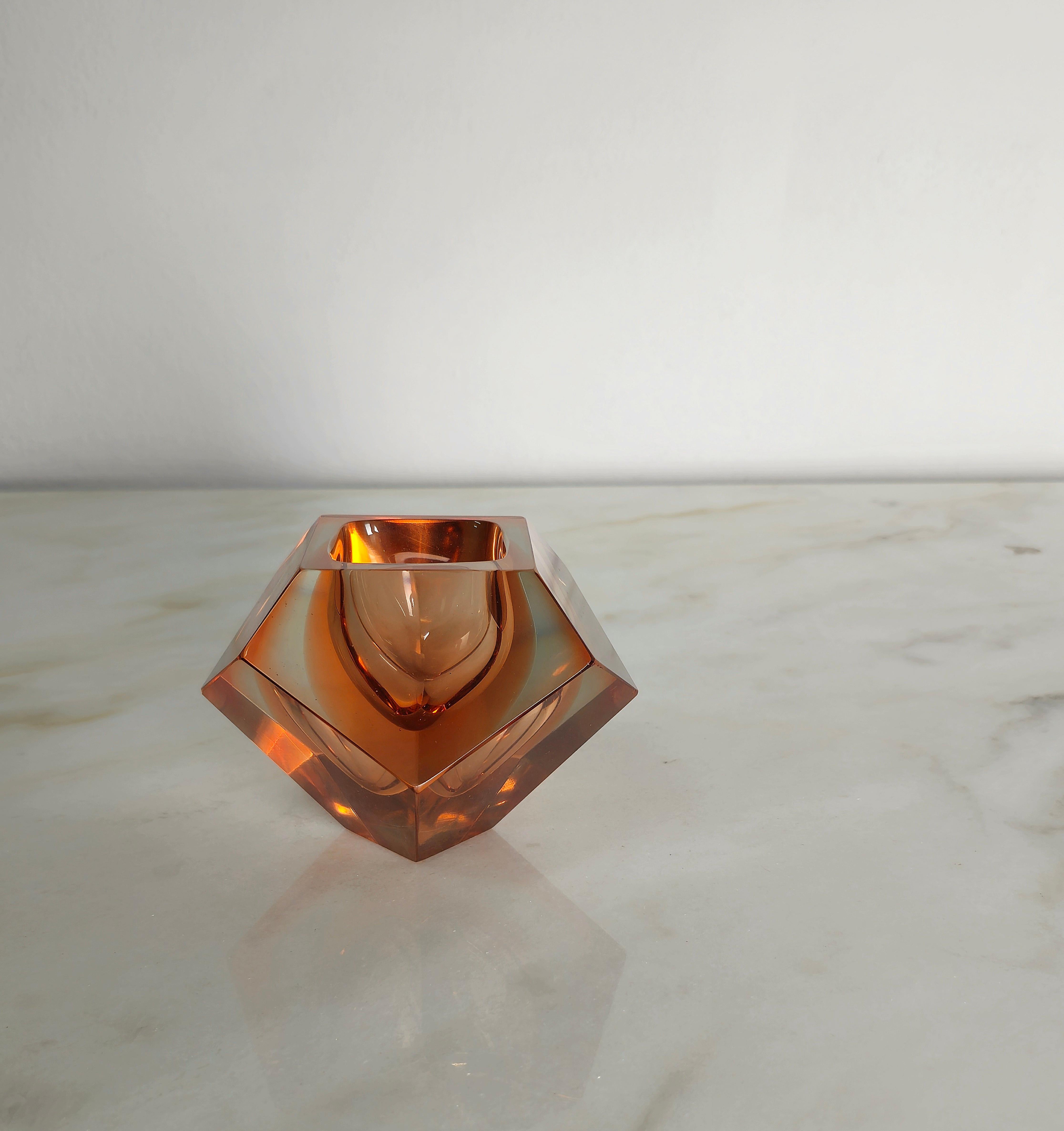 Vide-poche/ashtray designed by the Italian designer Flavio Poli and produced in the 70s.
the object was made of Murano glass in the shape of a diamond, with shades of colors such as honey and amber that cross the entire 