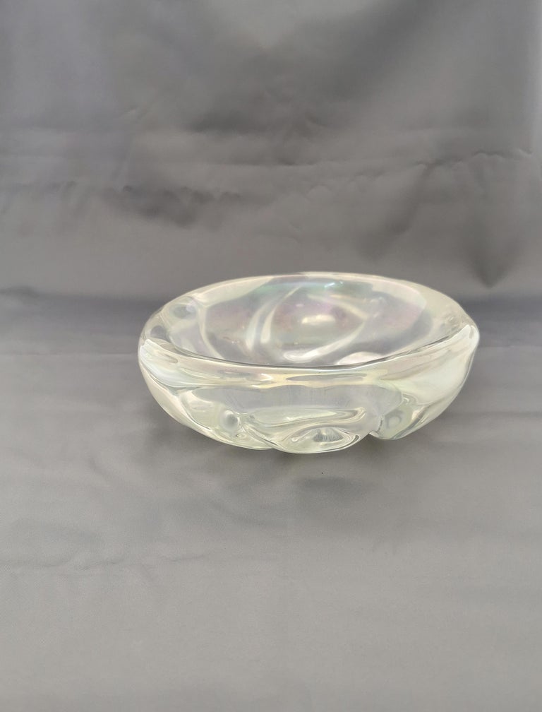 Pocket emptier with sinuous shapes produced in Italy in the 50s / 60s by the Italian designer Archimede Seguso. The circular tray was made of transparent iridescent Murano glass.