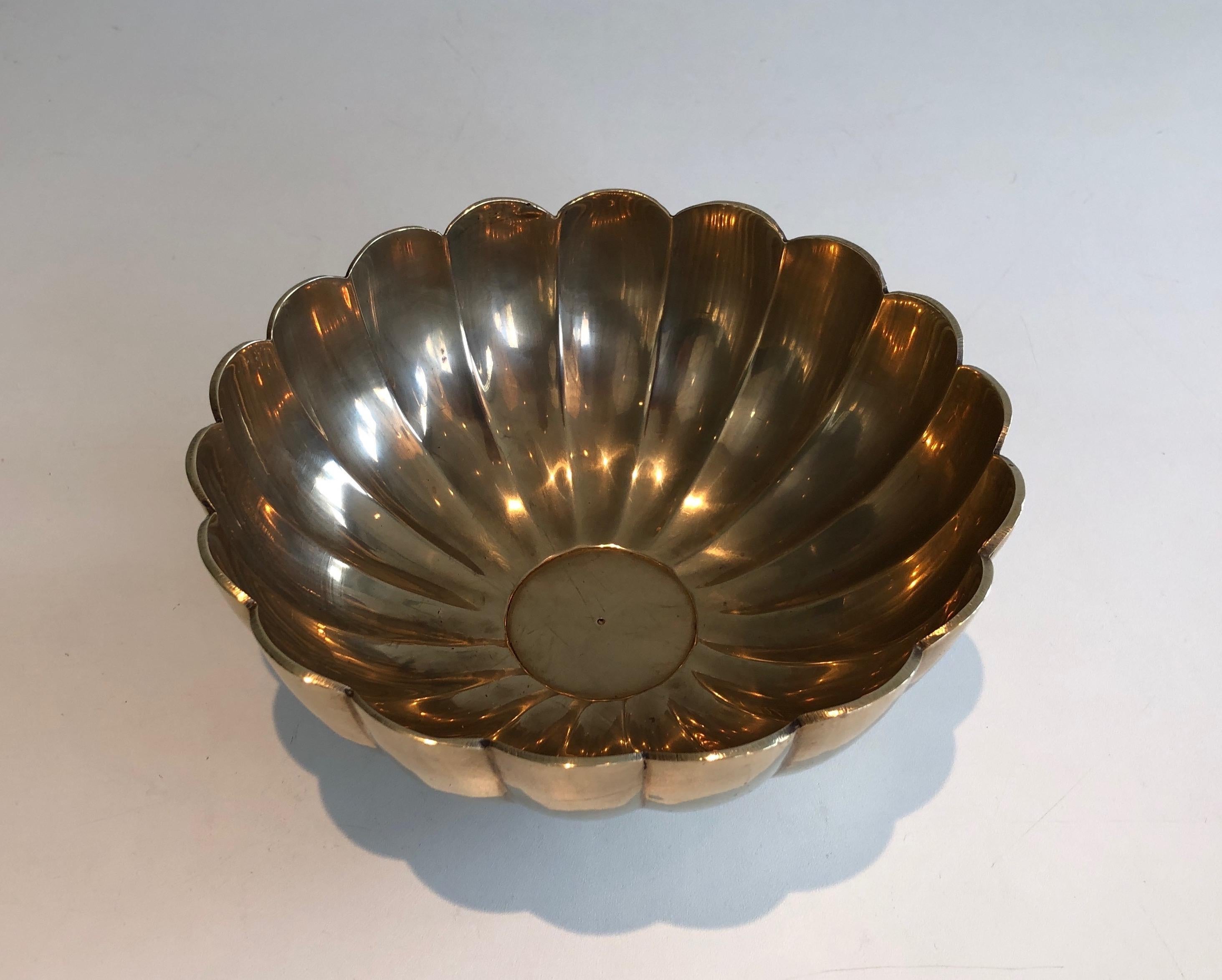 This vide-poche or bowl is made of brass with nice lines. This is a French work. Circa 1970.