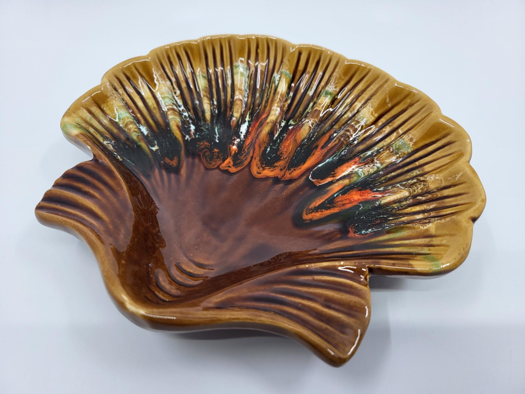 Vide poche Vallauris forme coquillage en céramique émaillée aux couleurs chaudes de la Côte-d'Azur.
Produzioni degli anni 1970. Edizione delle produzioni dell'età dell'oro della céramique
È in ottimo stato, solo un piccolo segno visibile in una