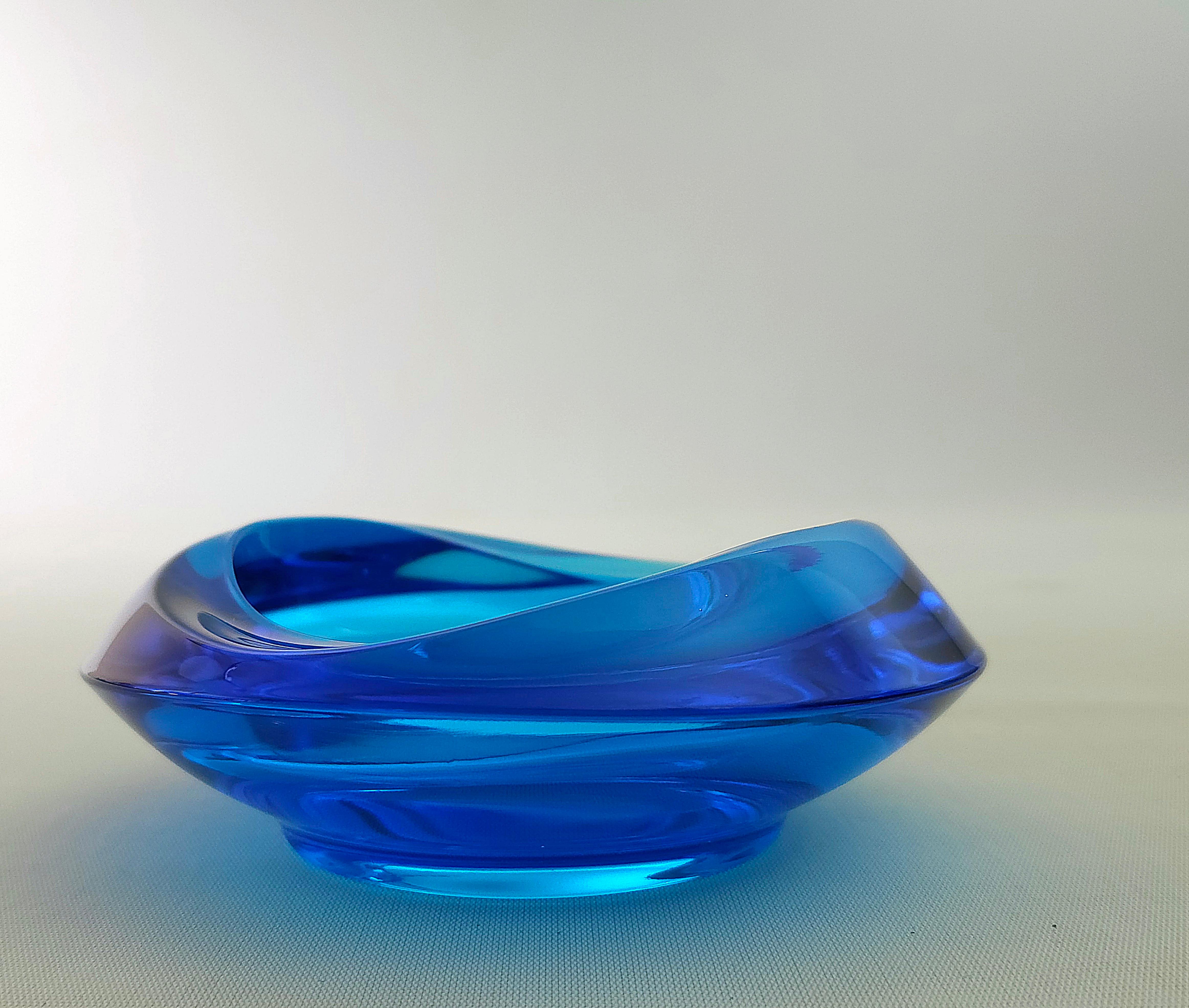Jarrón/objeto decorativo de cristal de Murano de un maravilloso color azul oscuro con borde de forma irregular. Fabricado en Italia en los años 70.Por favor, mira atentamente el vídeo y las fotos, gracias.

Peso: 1.360 Kg


NOTA: Ofrecemos a