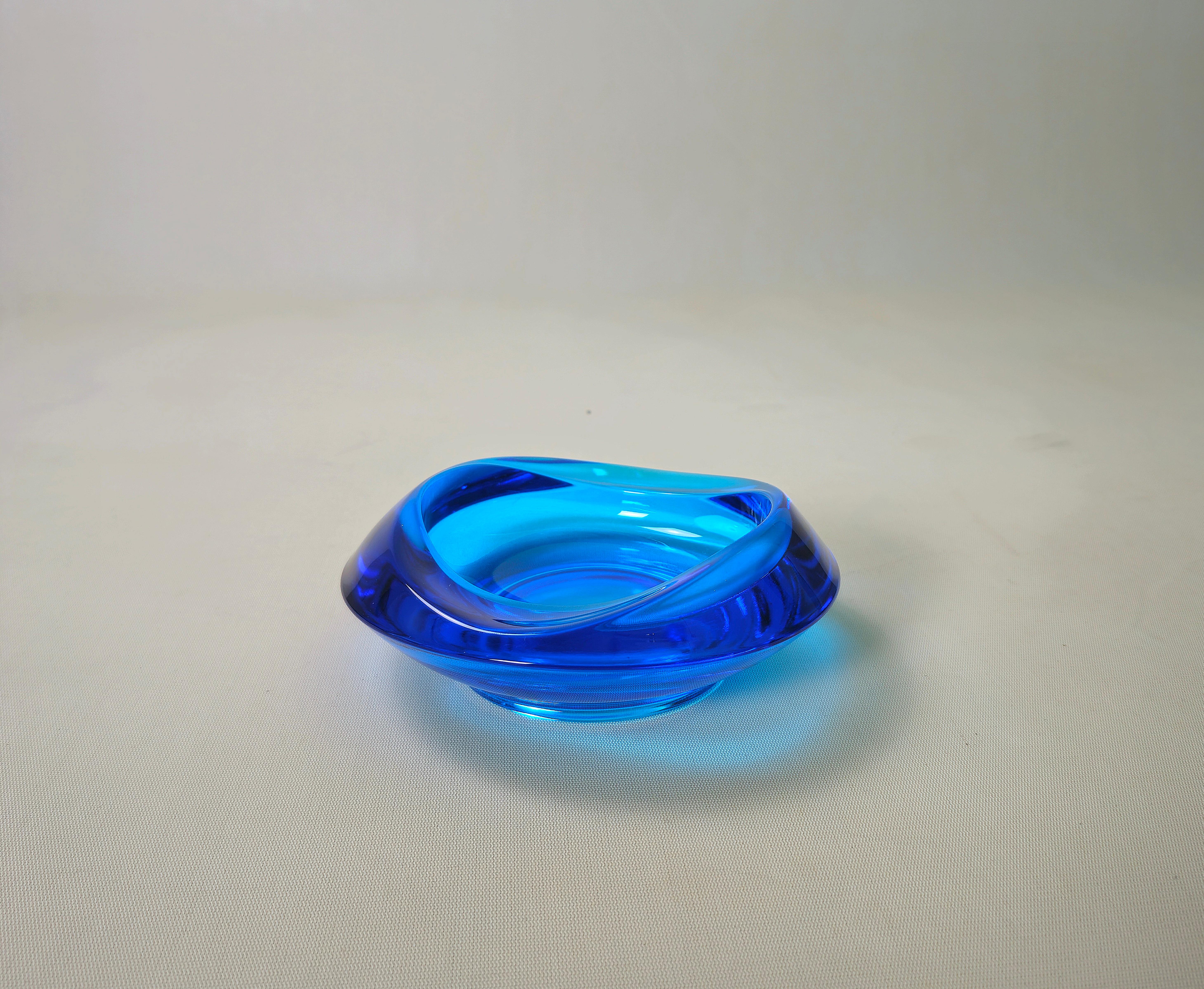 Vide-Poche Objeto decorativo de cristal de Murano azul Diseño italiano de mediados de siglo de 1970 en venta 1