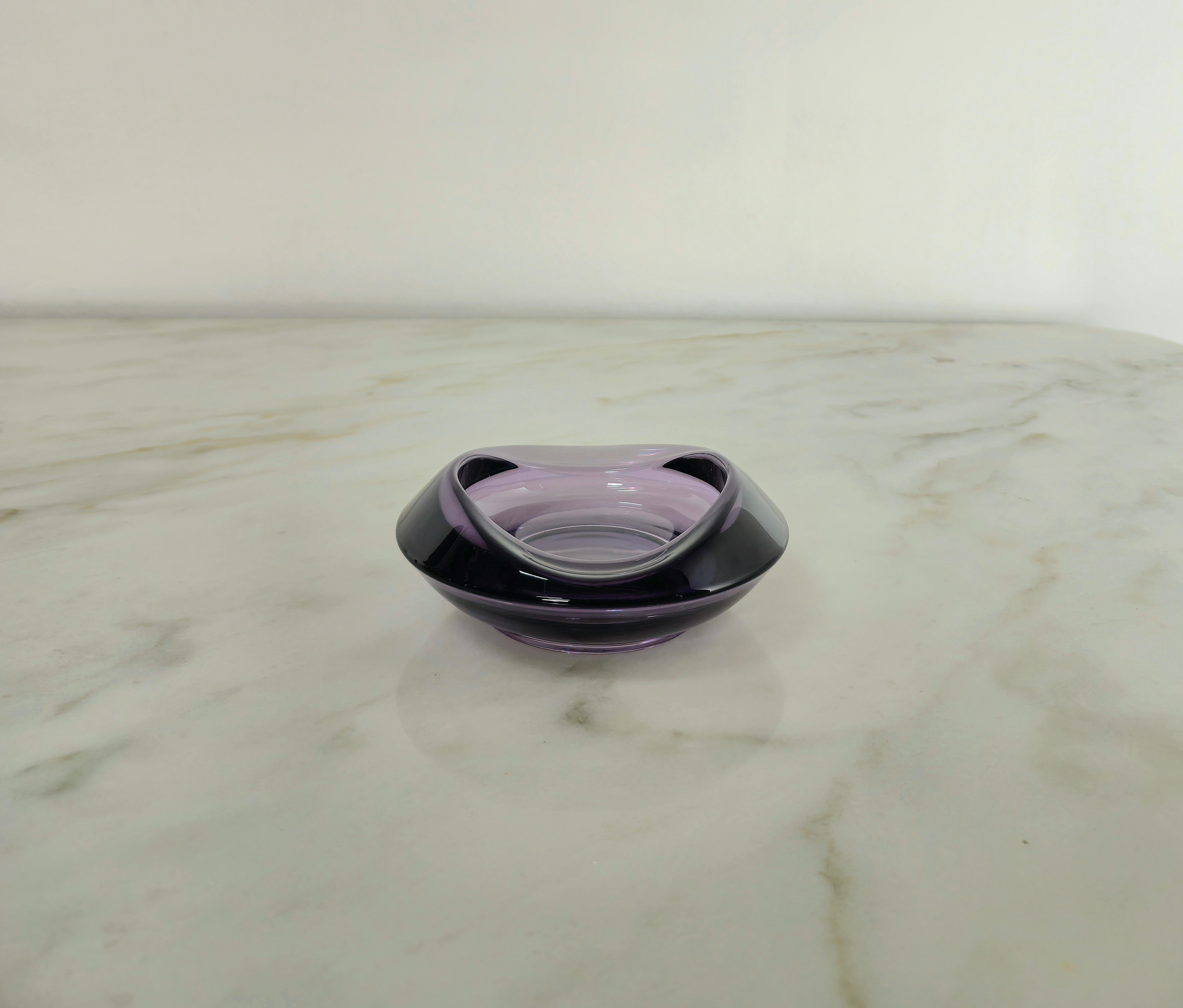 Elegant vide-poche/decorative object made of purple Murano glass with an irregularly shaped border. Made in Italy in the 1970s.