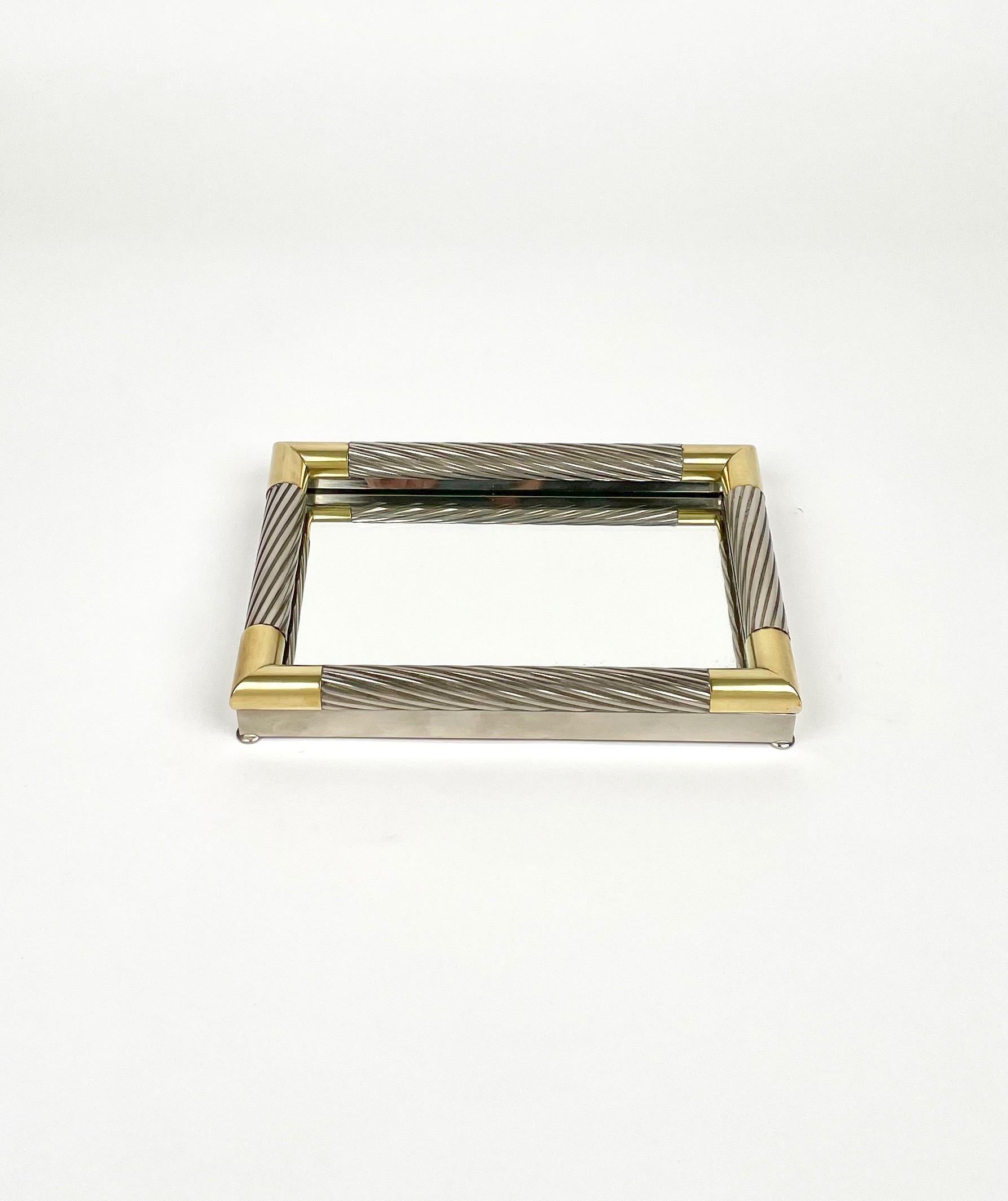 Centre de table rectangulaire Vide-Poche en métal argenté, miroir et coins en laiton du designer italien Tommaso Barbi. 

Fabriqué en Italie dans les années 1970.