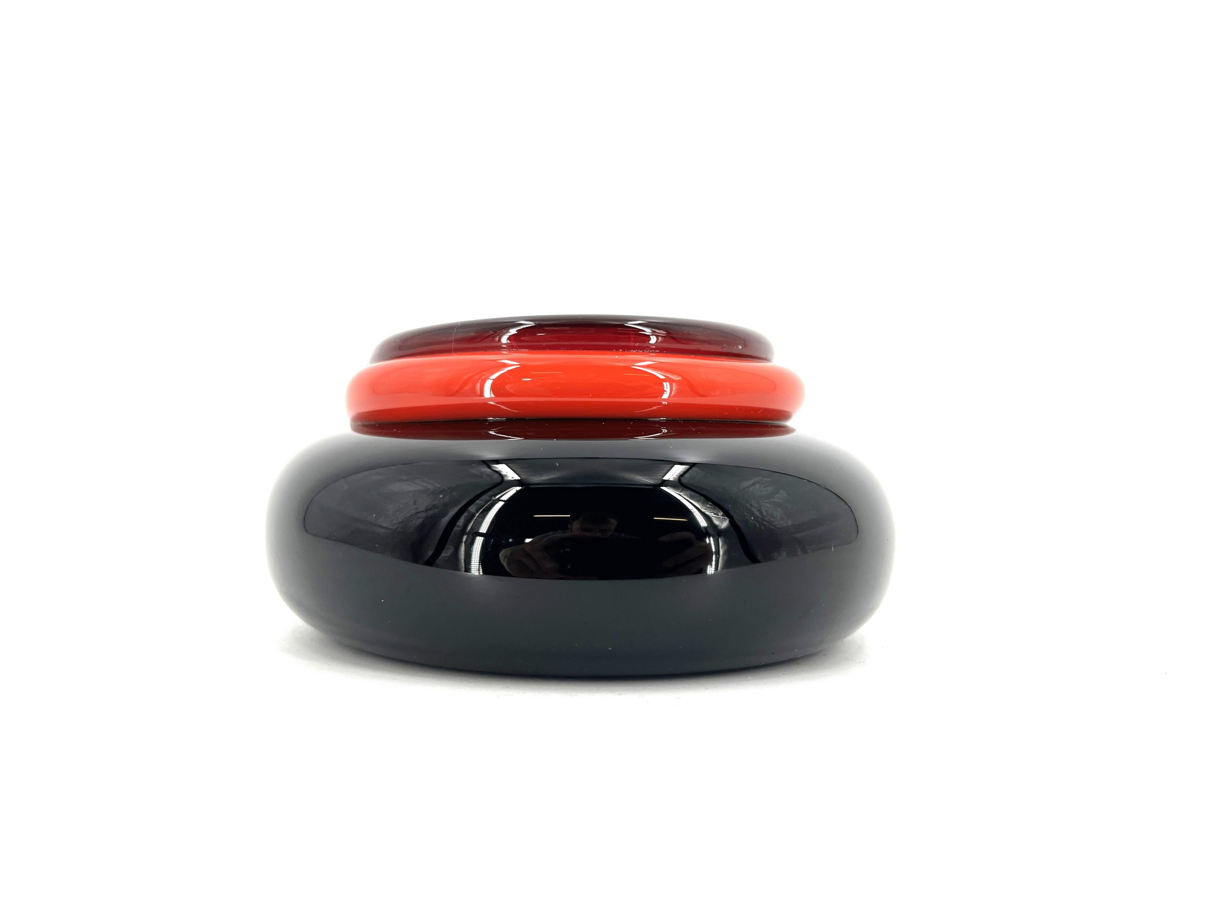 Hand made murano glass ashtray or vide poche by designe Ettore Sottsass for Venini.

The piece is signed underneath and we believe it to be limited to 97 pieces.

1990s - italy

Good condition

Dimensions:
Height: 6cm
Diameter: 11cm

Ref.: 25073011