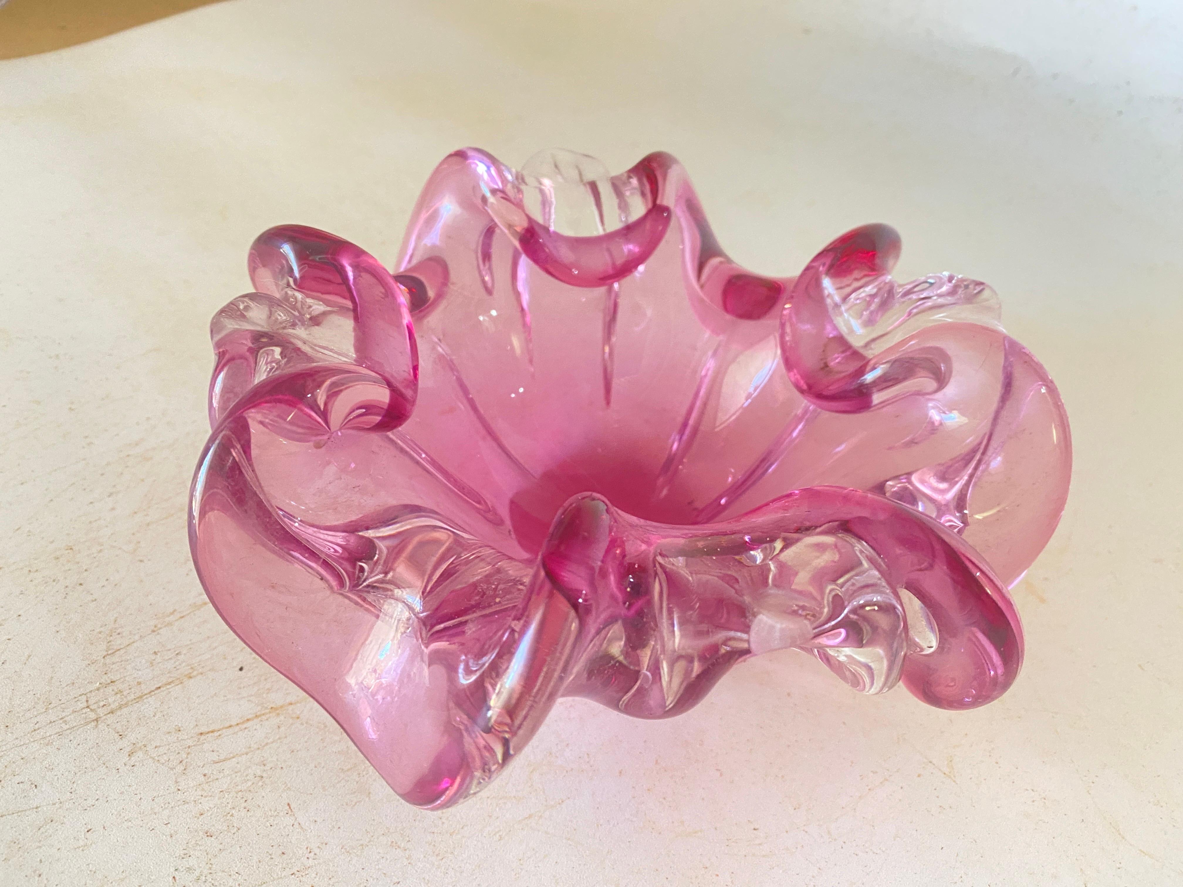 This vide poche or ashtray in in Glass. It has been done circa 1970, in Murano, Italy..
The shape is a free form.
Transparent yellow  and Pink Color.