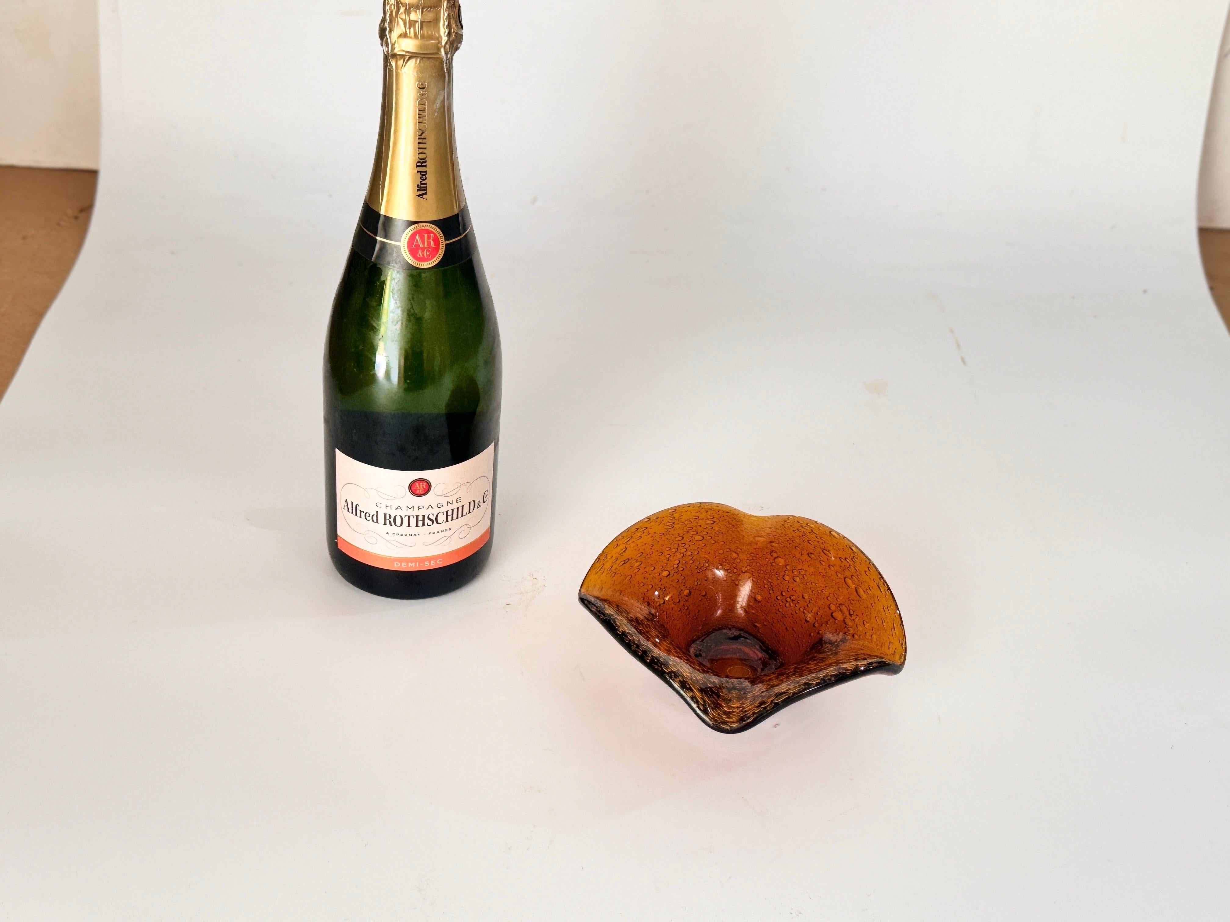 Questa vide poche o posacenere è in vetro. È stato fatto circa nel 1970, in Francia.
È stato realizzato  in Biot.
Giallo trasparente Colore.