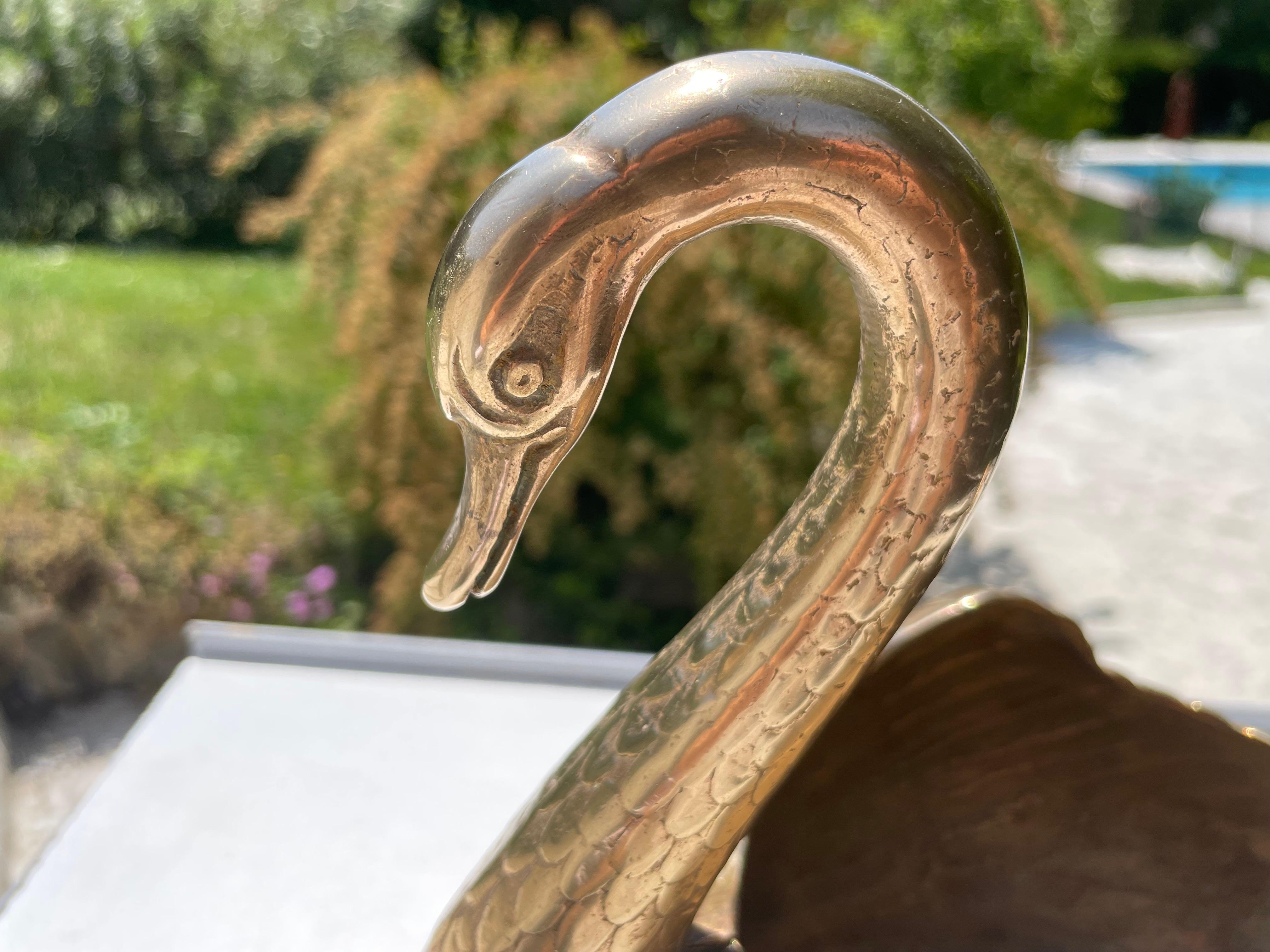This is a vide poche in brass, or a decorative bascket, as also an swan sculpture from the 1970's.
It has been made in Italy.