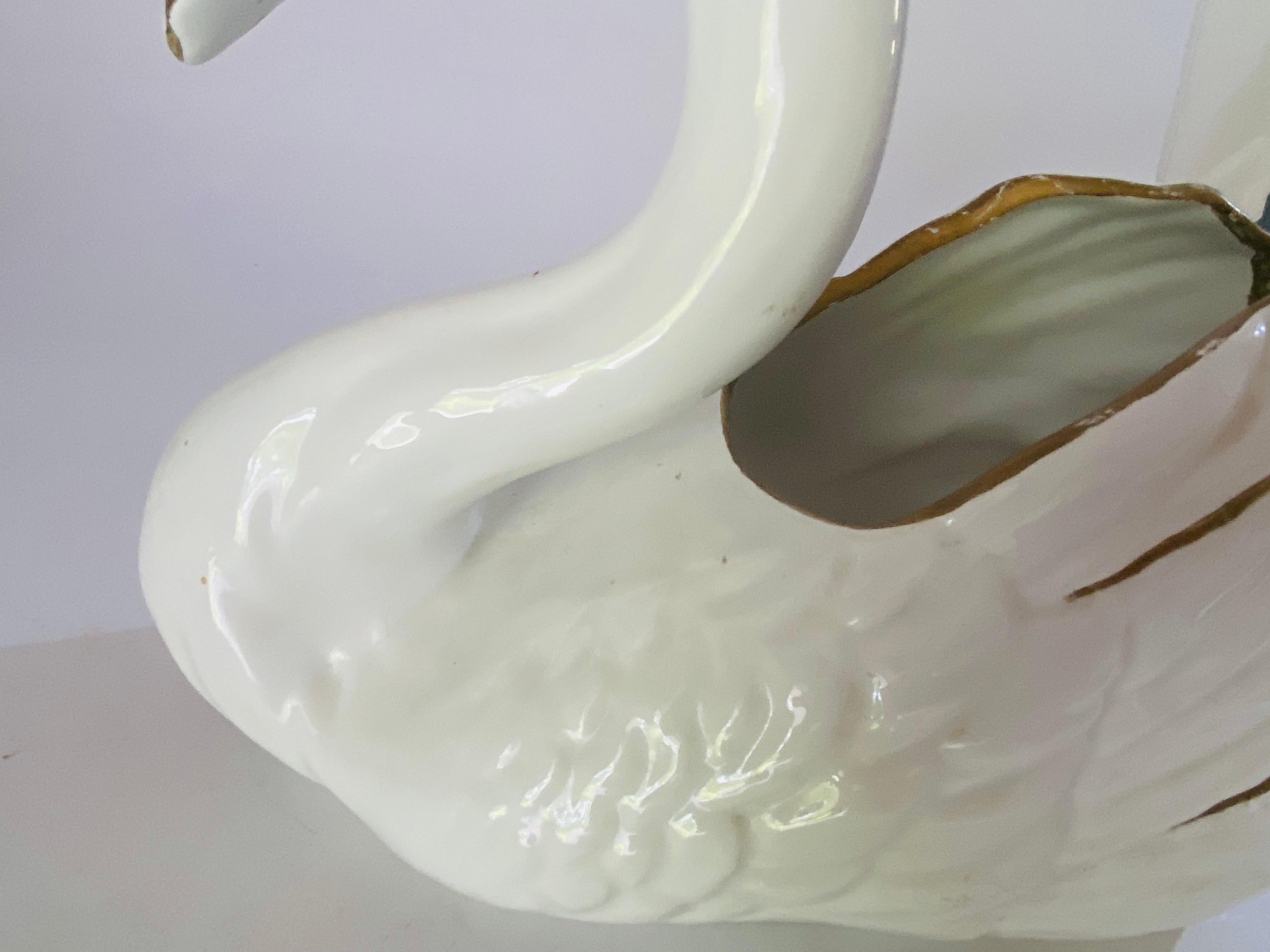 This is a vide poche in porcalain, or a decorative bascket, as also an swan sculpture from the 1970s.
It has been made in Italy.