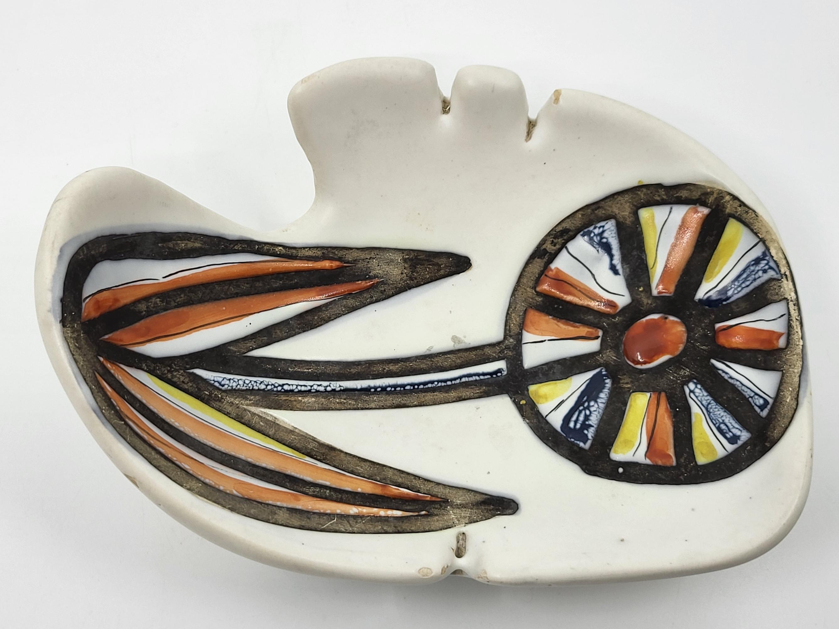 Vide poche ou cendrier de Roger Capron en céramique blanche Francaise décor floral à l'intérieur en émaux multicolores.
De très belle taille il comporte quelques petites marques d'usures dues à son grand âge mais n'a rien perdu de sa beauté