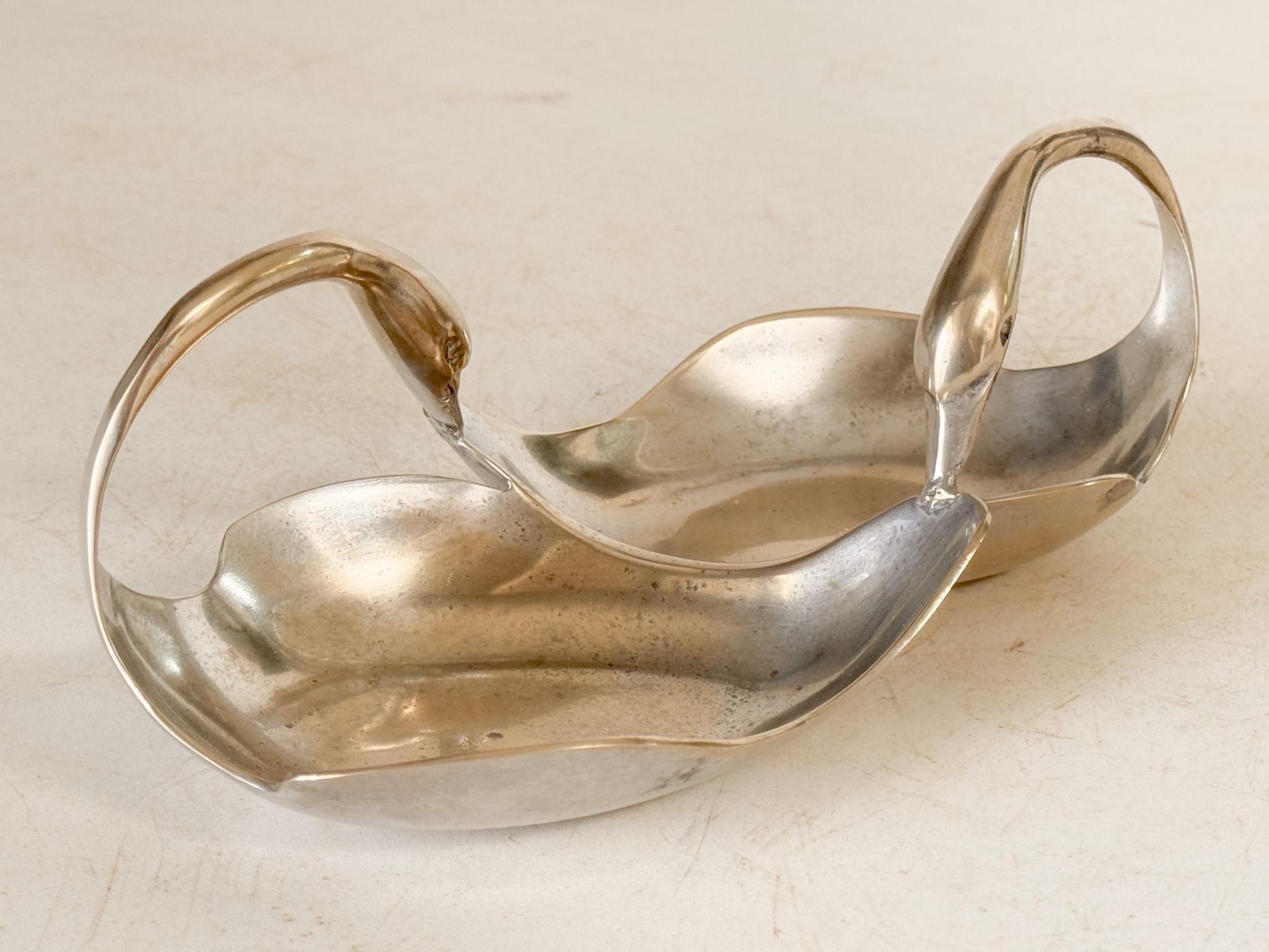 Jabonera Vide Poche Escultura en forma de cisnes, en metal plateado Italia, años 70 Plateado en venta