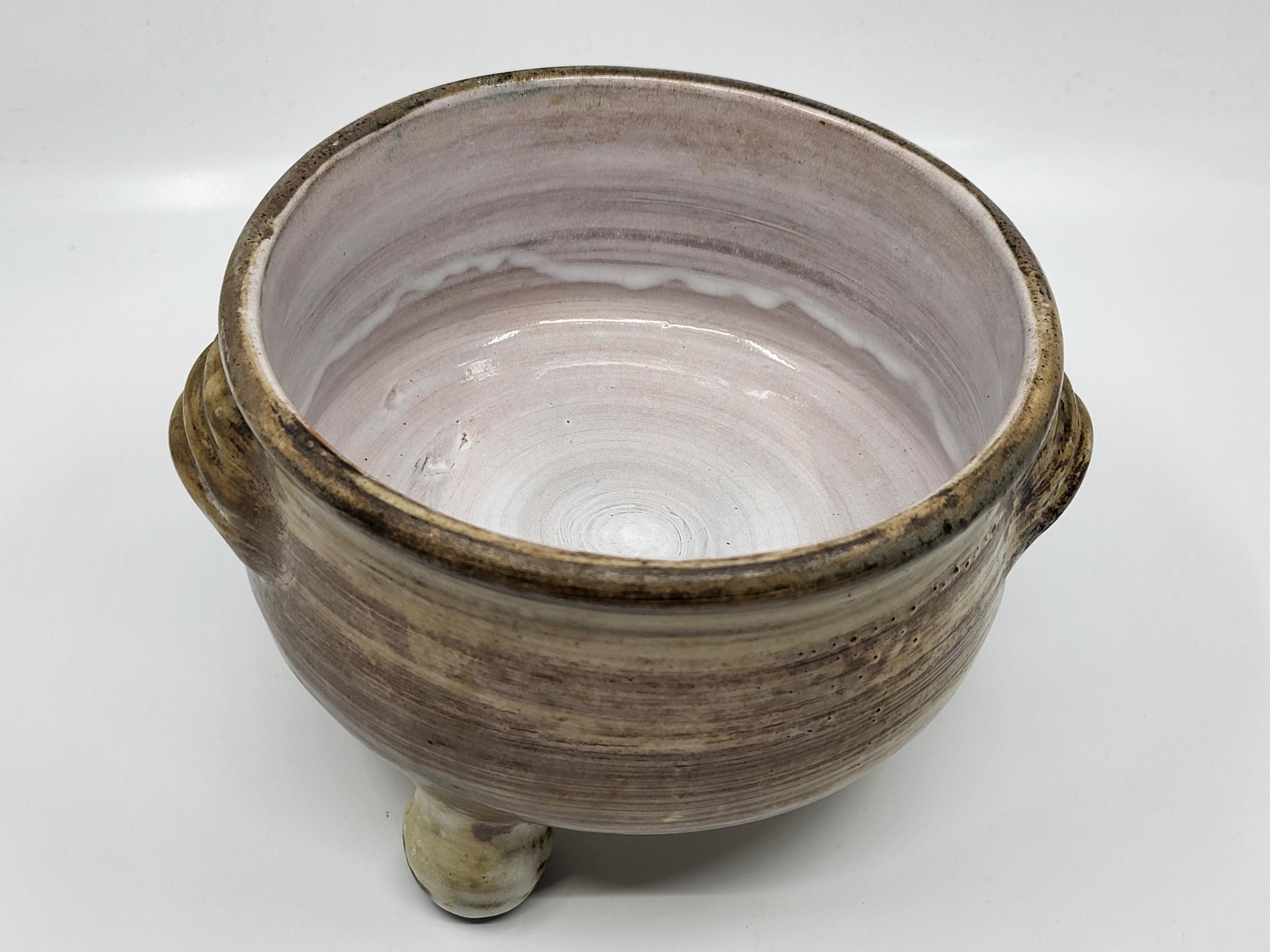 Vide poche tripode de Jacques Pouchain en terre chamottée à émail estompé du blanc coloré au brun. 
Superbe état 
Jacques Pouchain (1927-2015) Poeta Laval- Dieulefit. 
El diseñador interrumpió sus estudios para orientarse hacia la cerámica. Crea