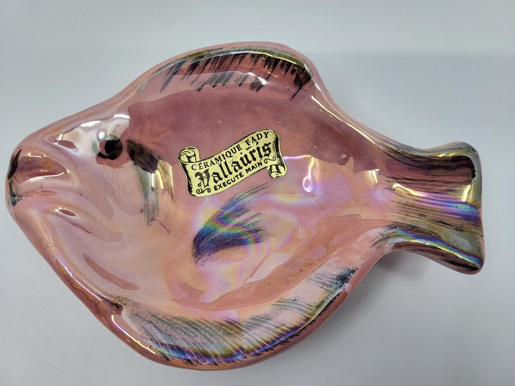 Vide poche zoomorphe Vallauris en céramique rose émaillée. Représentatif des productions du sud de la France réalisées dans les années 60/70.

 Roger Capron, Pablo Picasso, Robert Picault, Jacques Blin, Jean Cocteau, Roger Collet, Jean Derval,