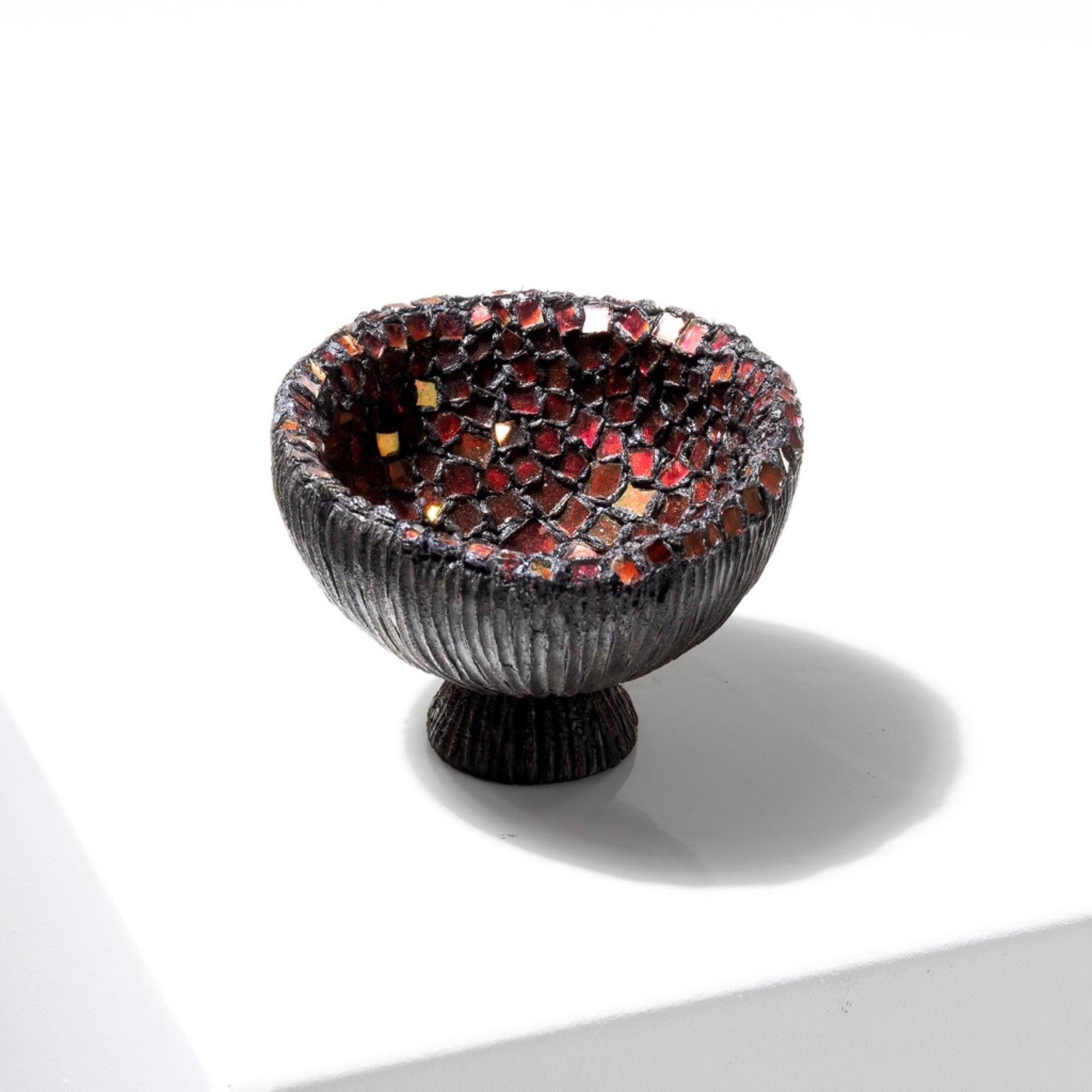 Vide-poches Cup by Line Vautrin – Talosel encrusted with garnet mirrors
Pretty and rare small empty-pocket cup on a pedestal entirely manufactured in black Talosel.
The interior encrusted with small garnet red mirrors.