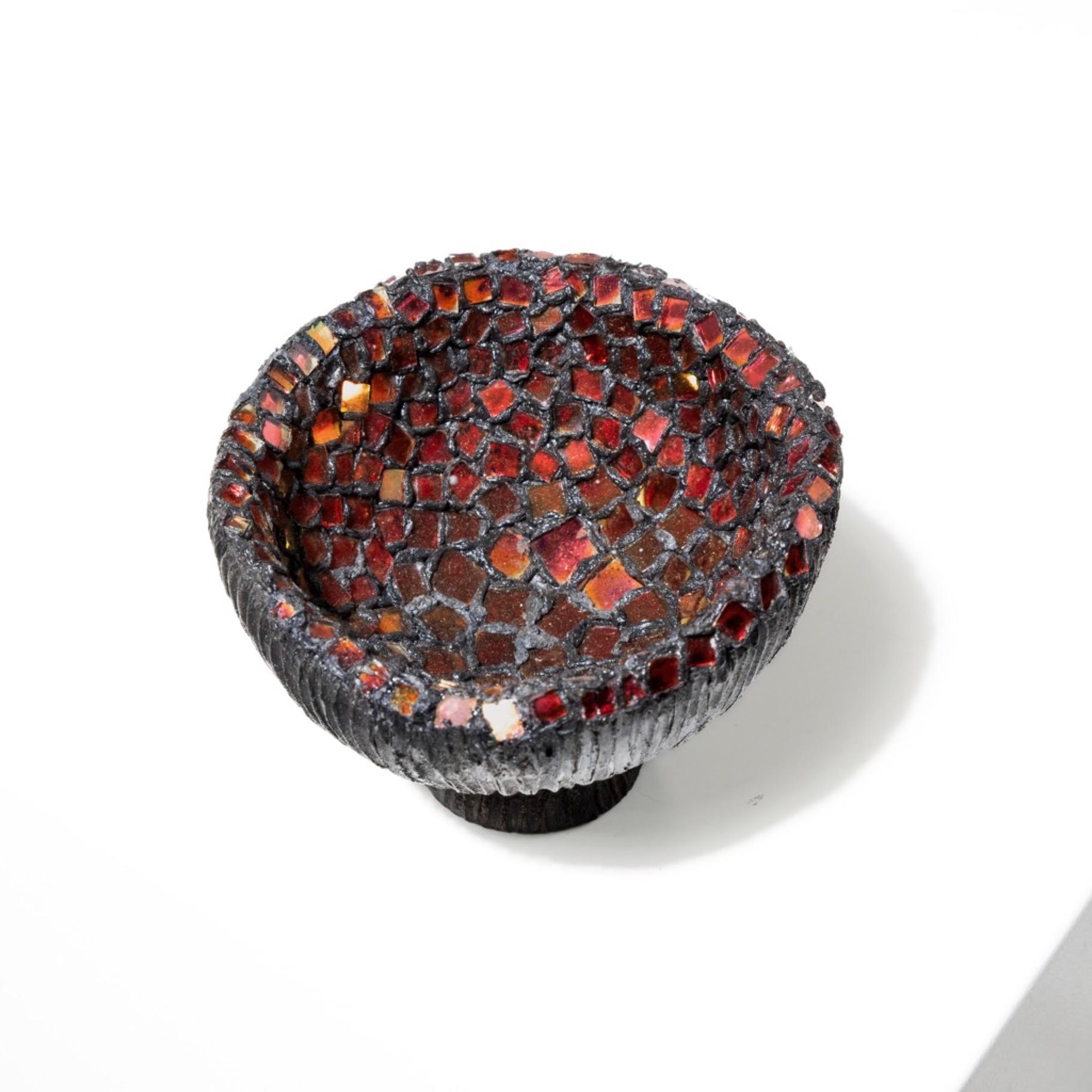 Vide-poches Cup by Line Vautrin – Talosel encrusted with garnet mirrors In Good Condition For Sale In Brussels, BE