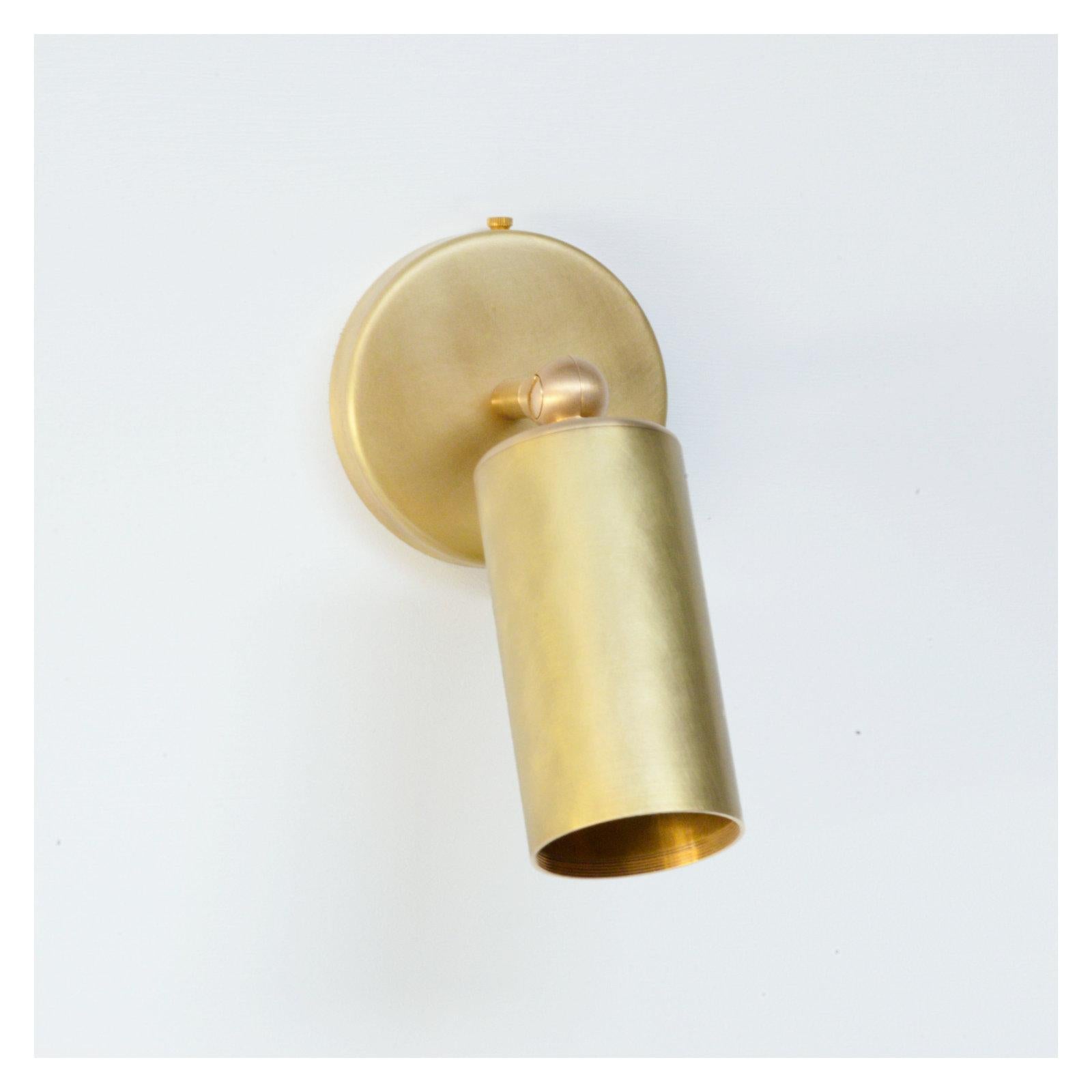 Videre Modern Wall Light in Brushed Brass, Made in Britain In New Condition For Sale In London, GB