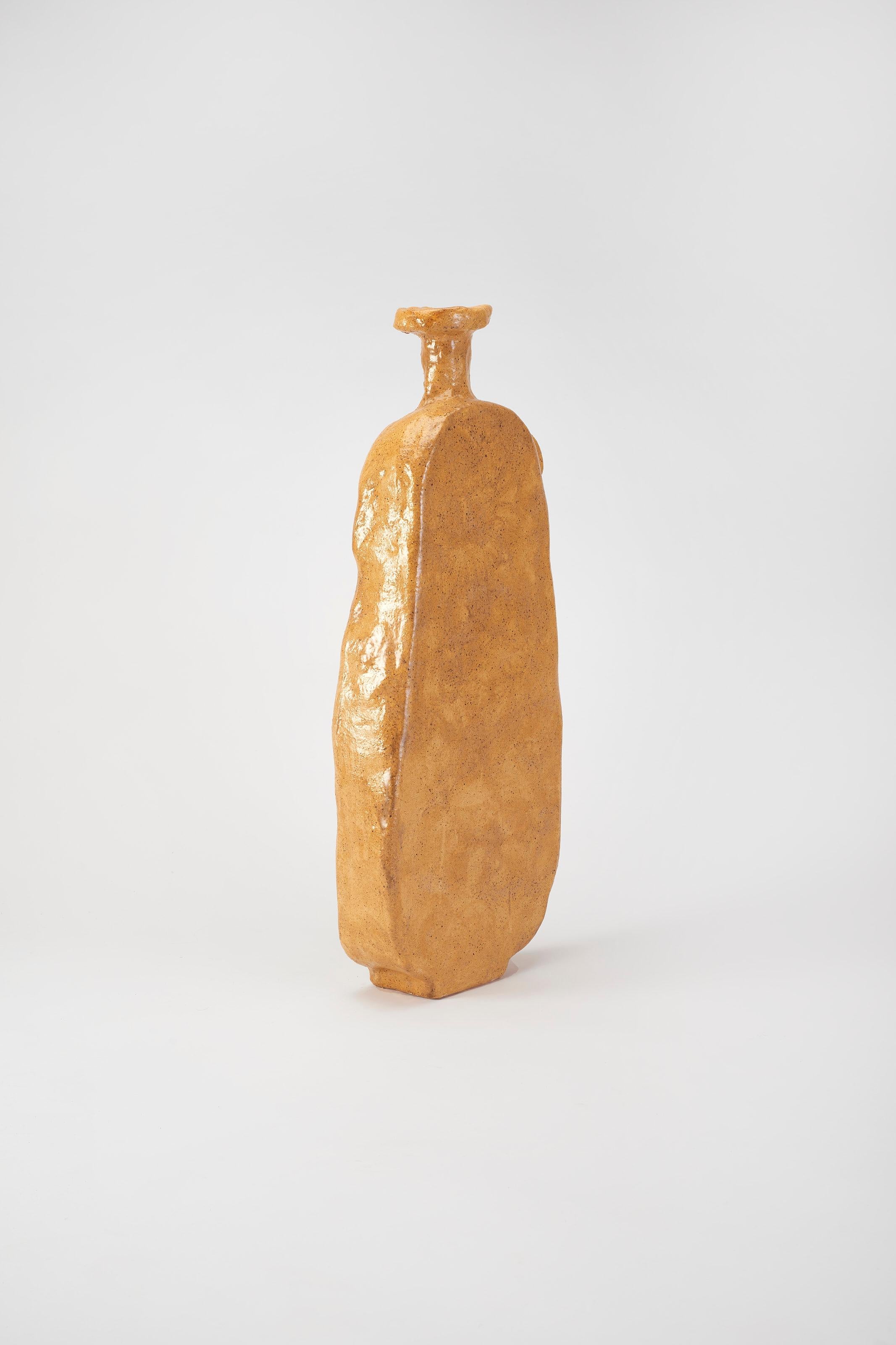 Postmoderno Vaso contemporaneo piatto e alto in ceramica marrone chiaro di Willem Van Hooff in vendita