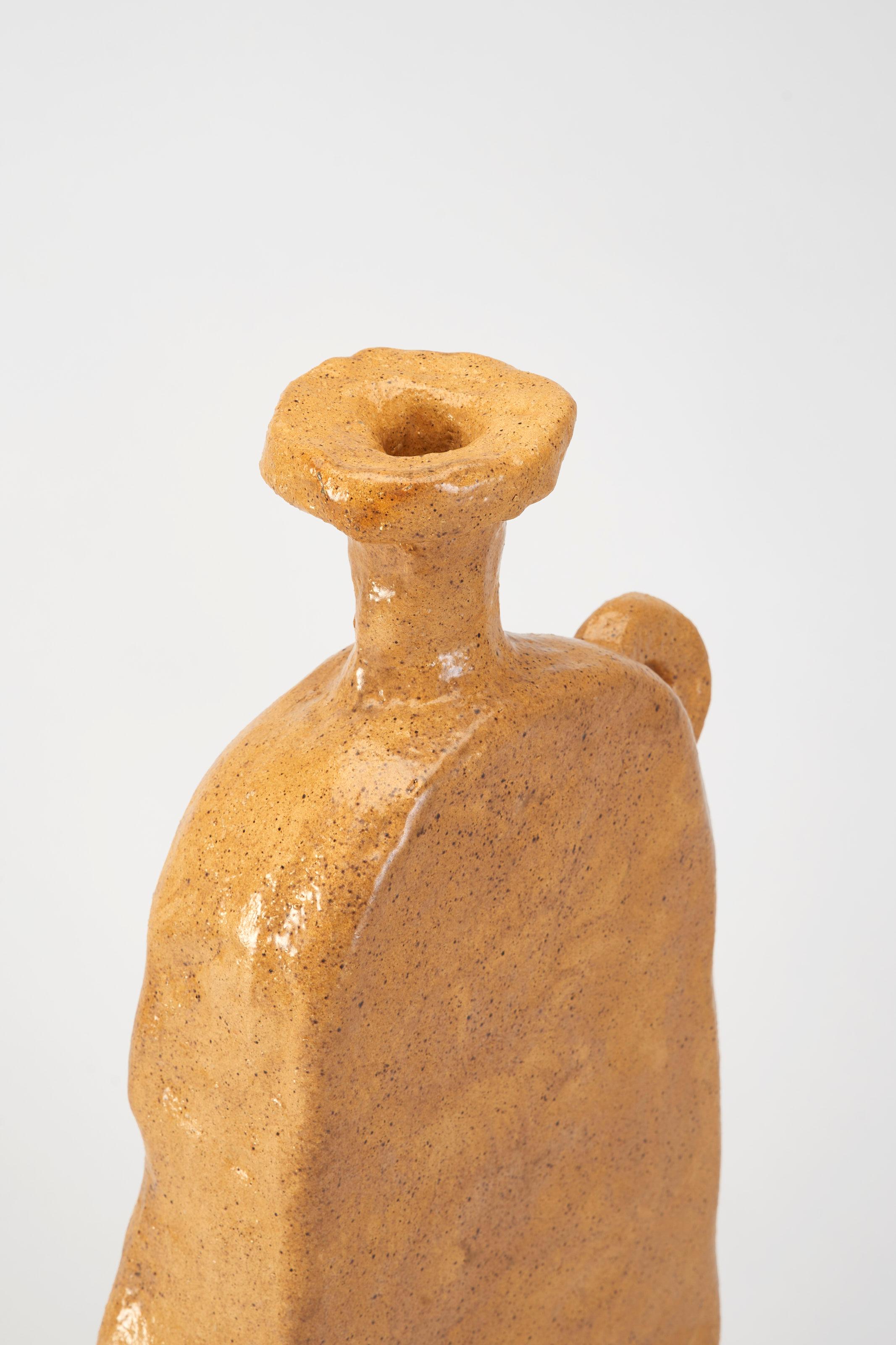 Olandese Vaso contemporaneo piatto e alto in ceramica marrone chiaro di Willem Van Hooff in vendita