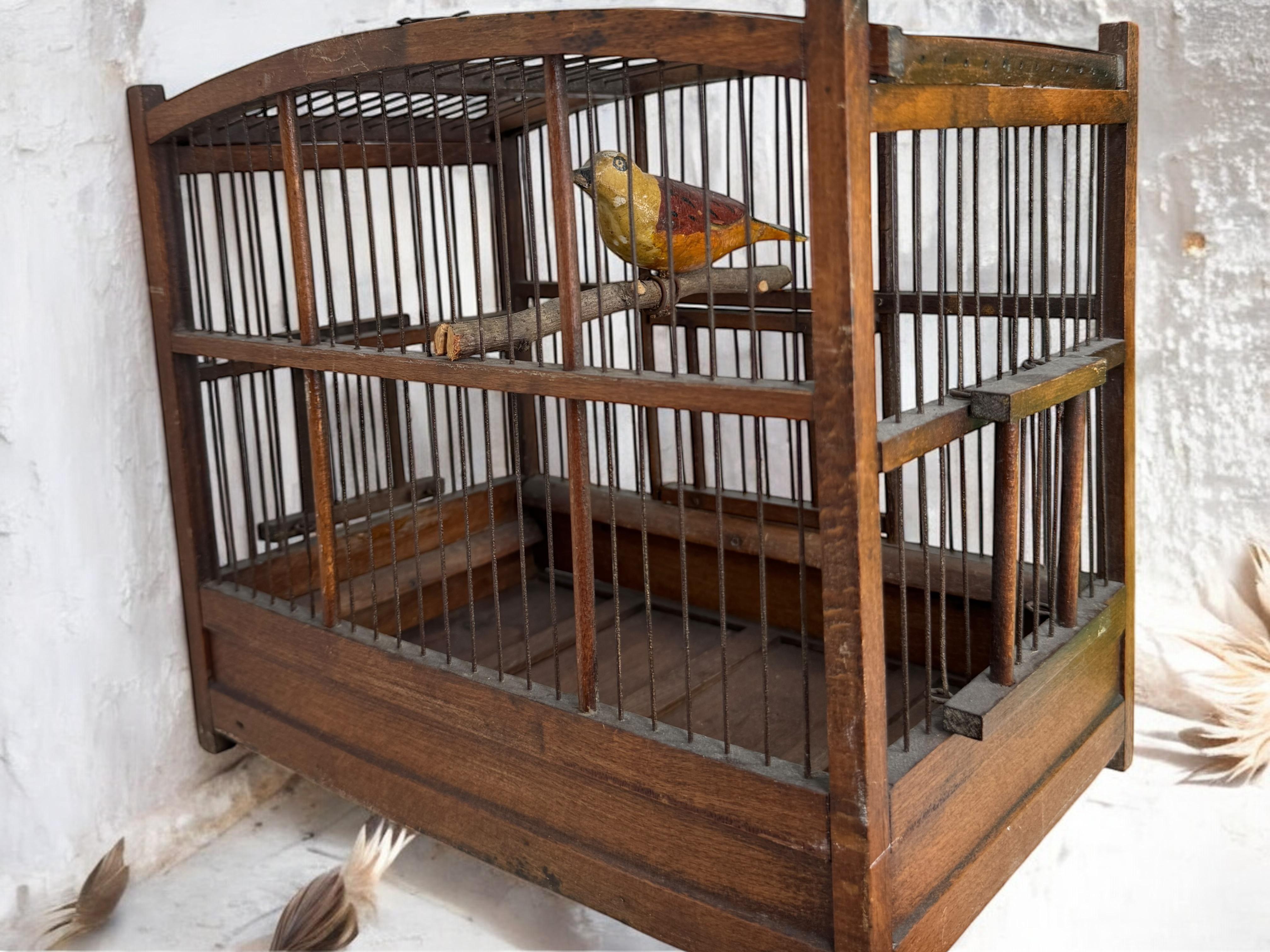 Viechtauer Hand Carved Wood Vogel in Folk Art Birdcage Österreich 1900s oder älter (Handgeschnitzt) im Angebot