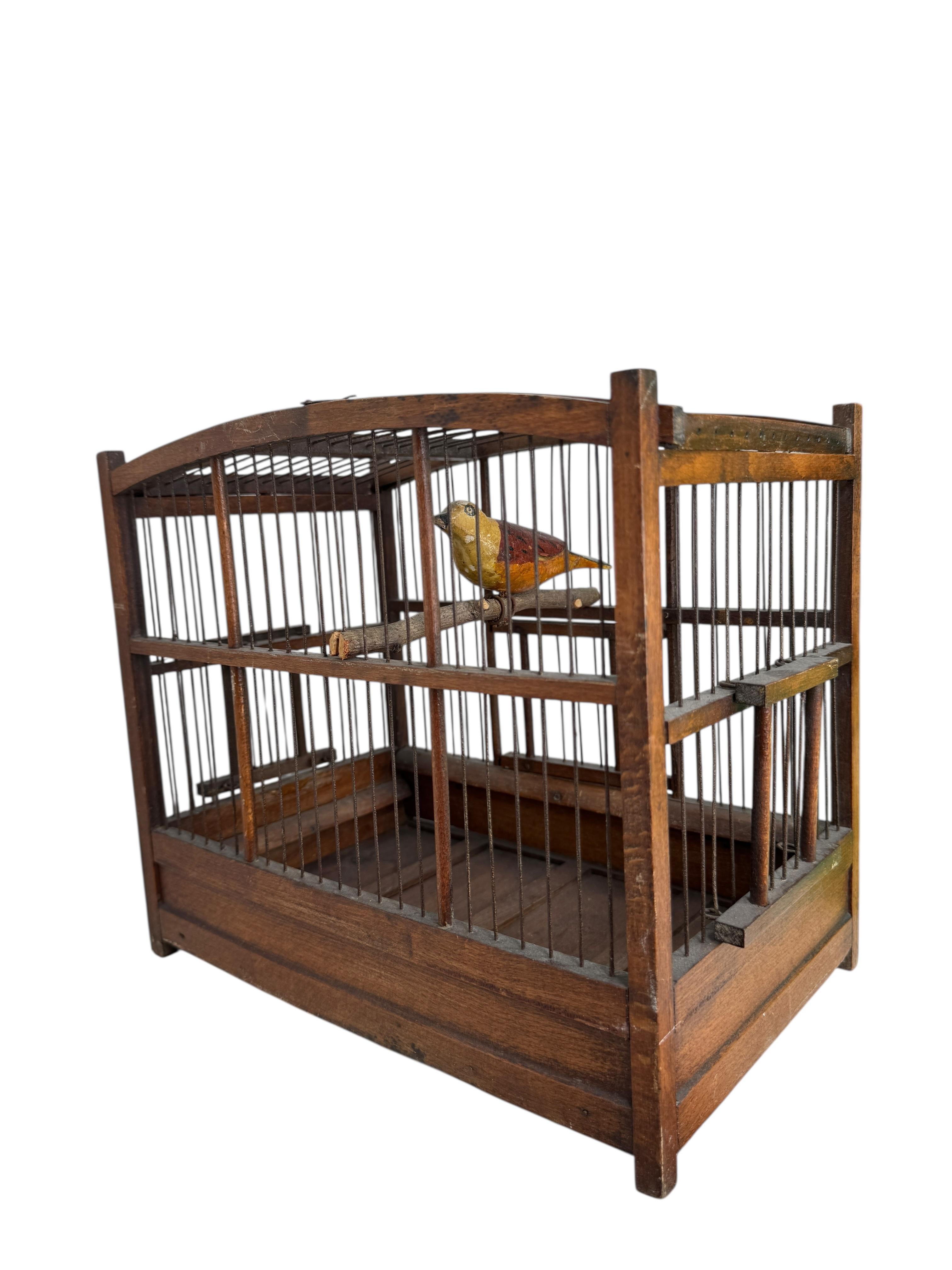 Viechtauer Hand Carved Wood Vogel in Folk Art Birdcage Österreich 1900s oder älter im Zustand „Gut“ im Angebot in Nuernberg, DE