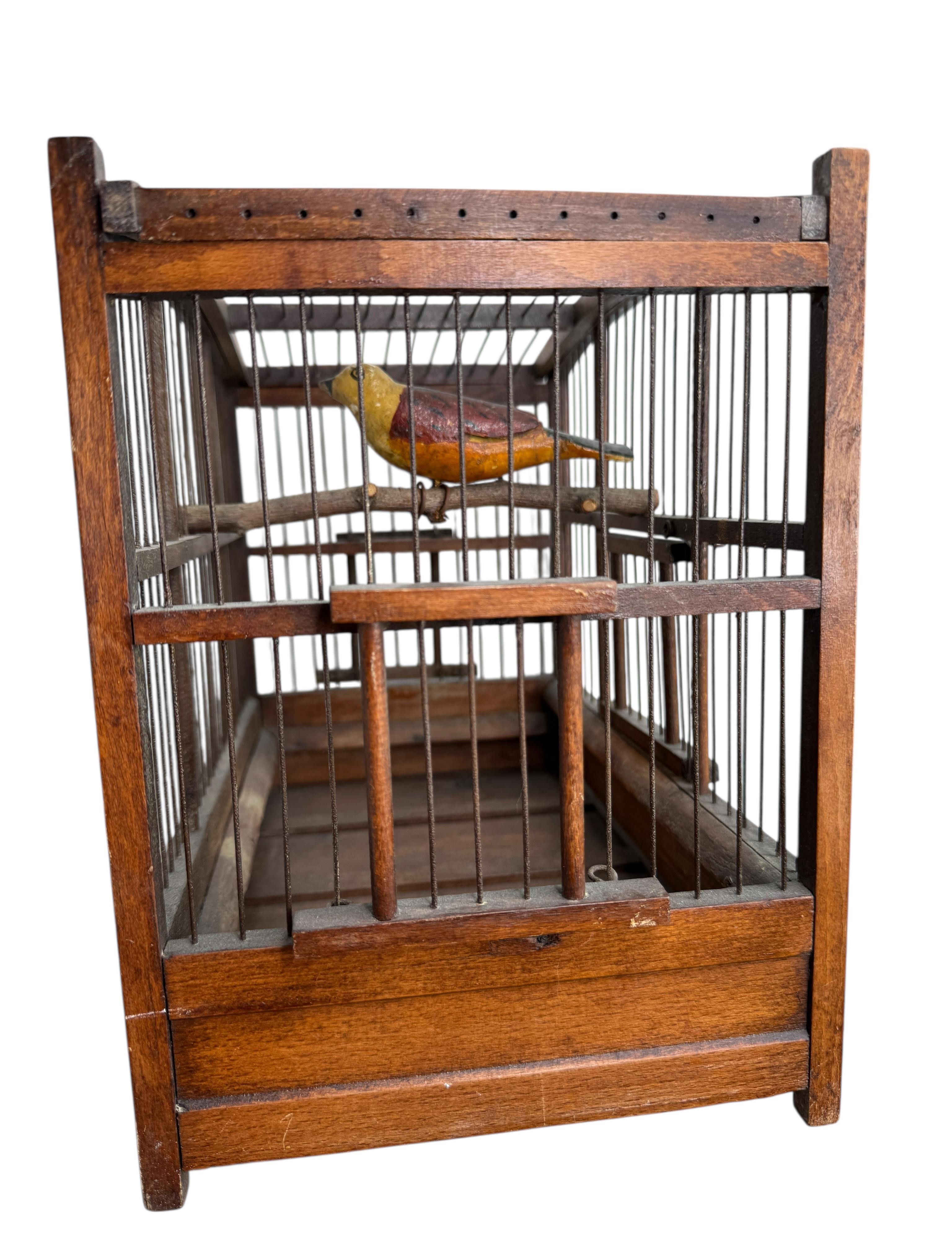 Viechtauer Hand Carved Wood Vogel in Folk Art Birdcage Österreich 1900s oder älter (Metall) im Angebot