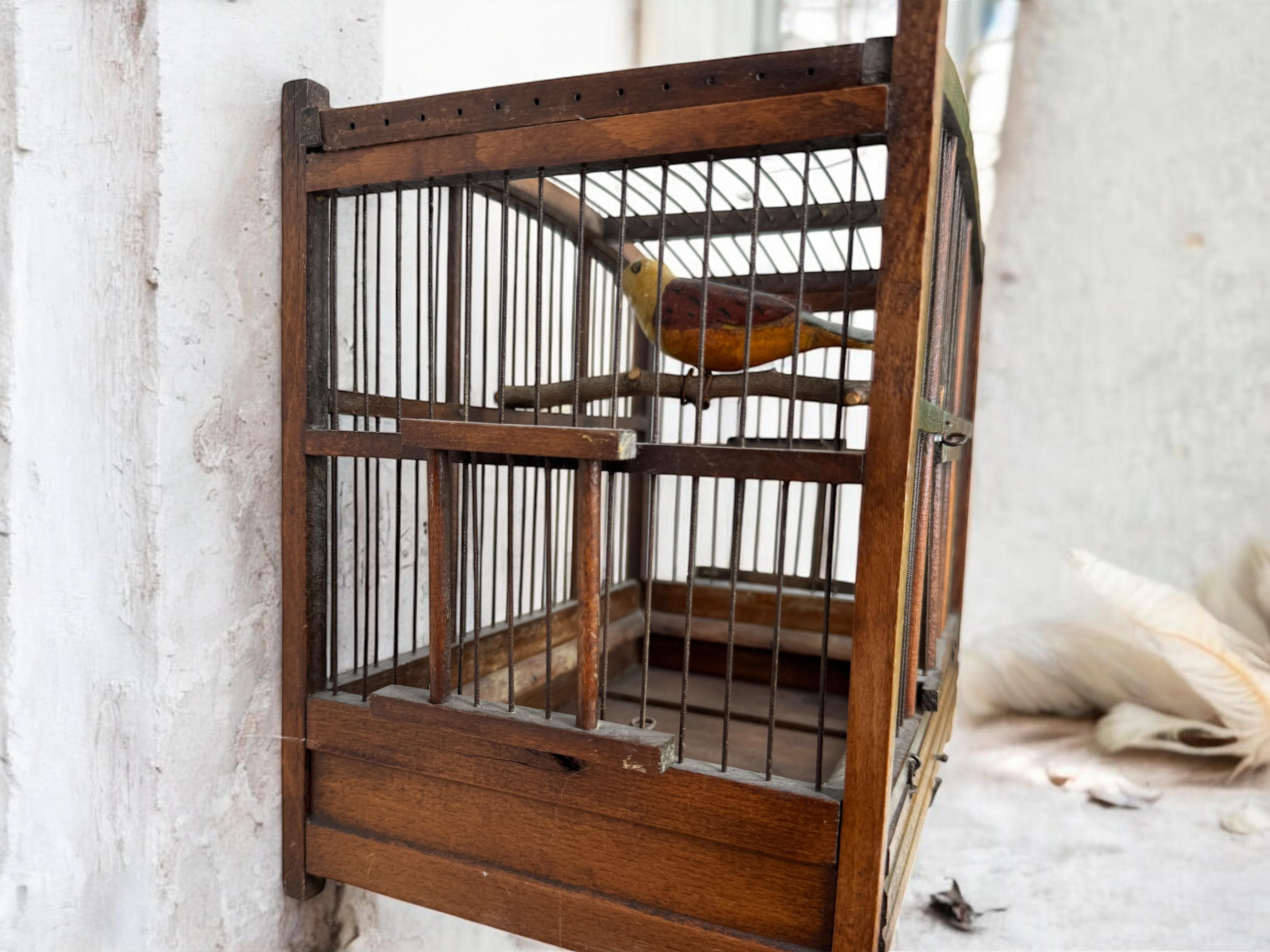 Viechtauer Hand Carved Wood Vogel in Folk Art Birdcage Österreich 1900s oder älter im Angebot 1