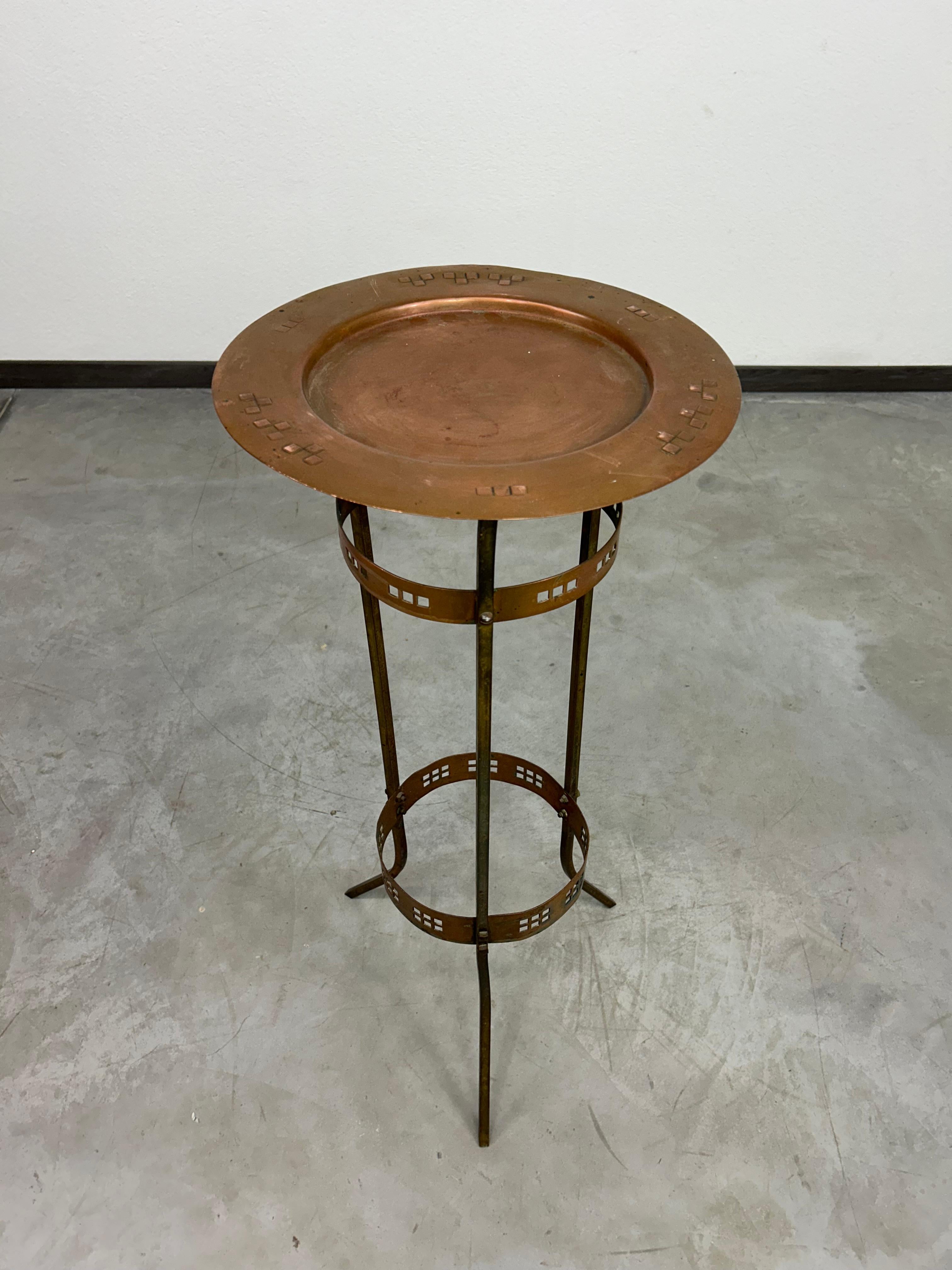 Sécession viennoise Table d'appoint en laiton de la sécession viennoise de Josef Hoffmann en vente