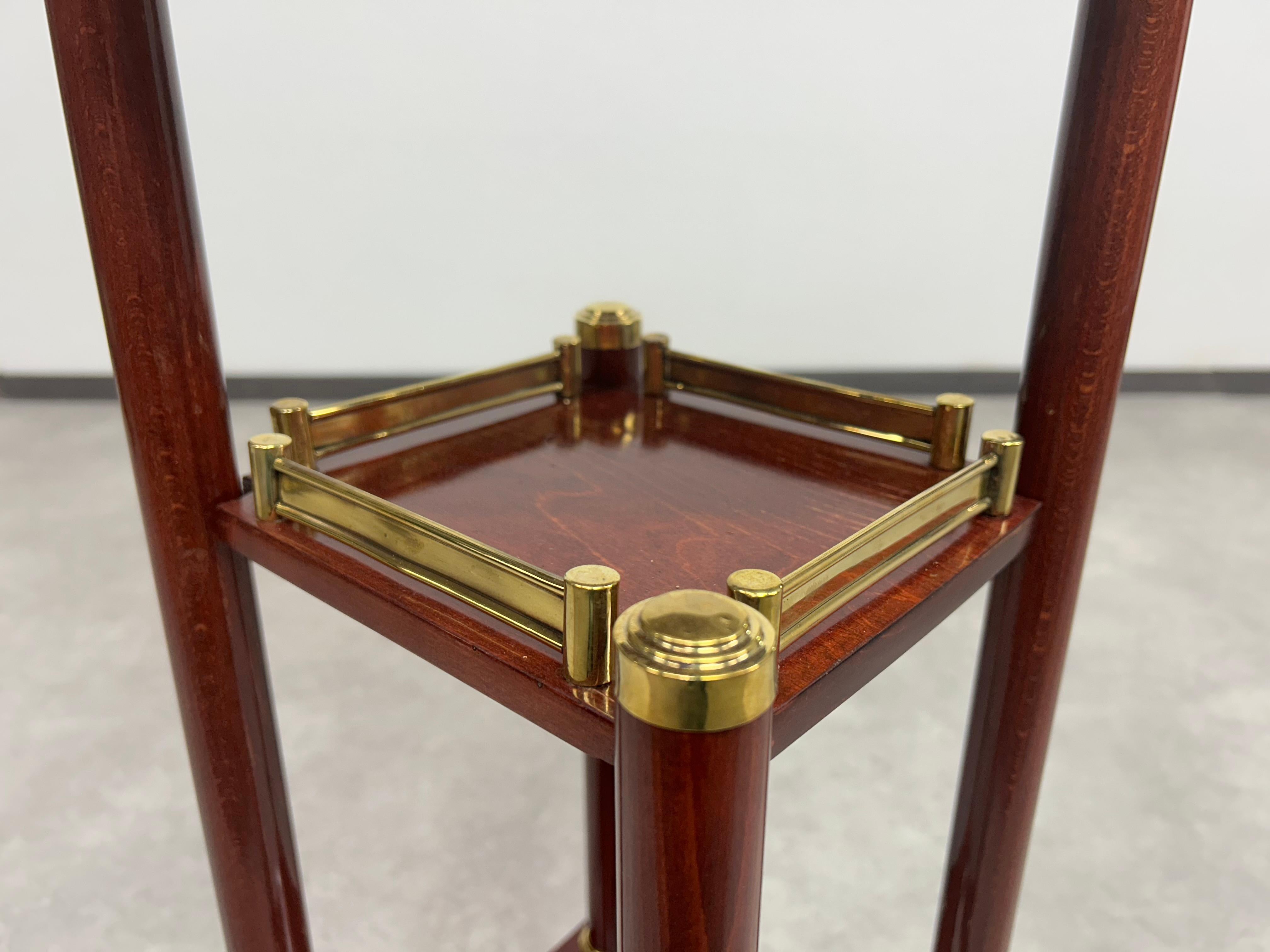 Viena Sezession Pedestal (Messing) im Angebot