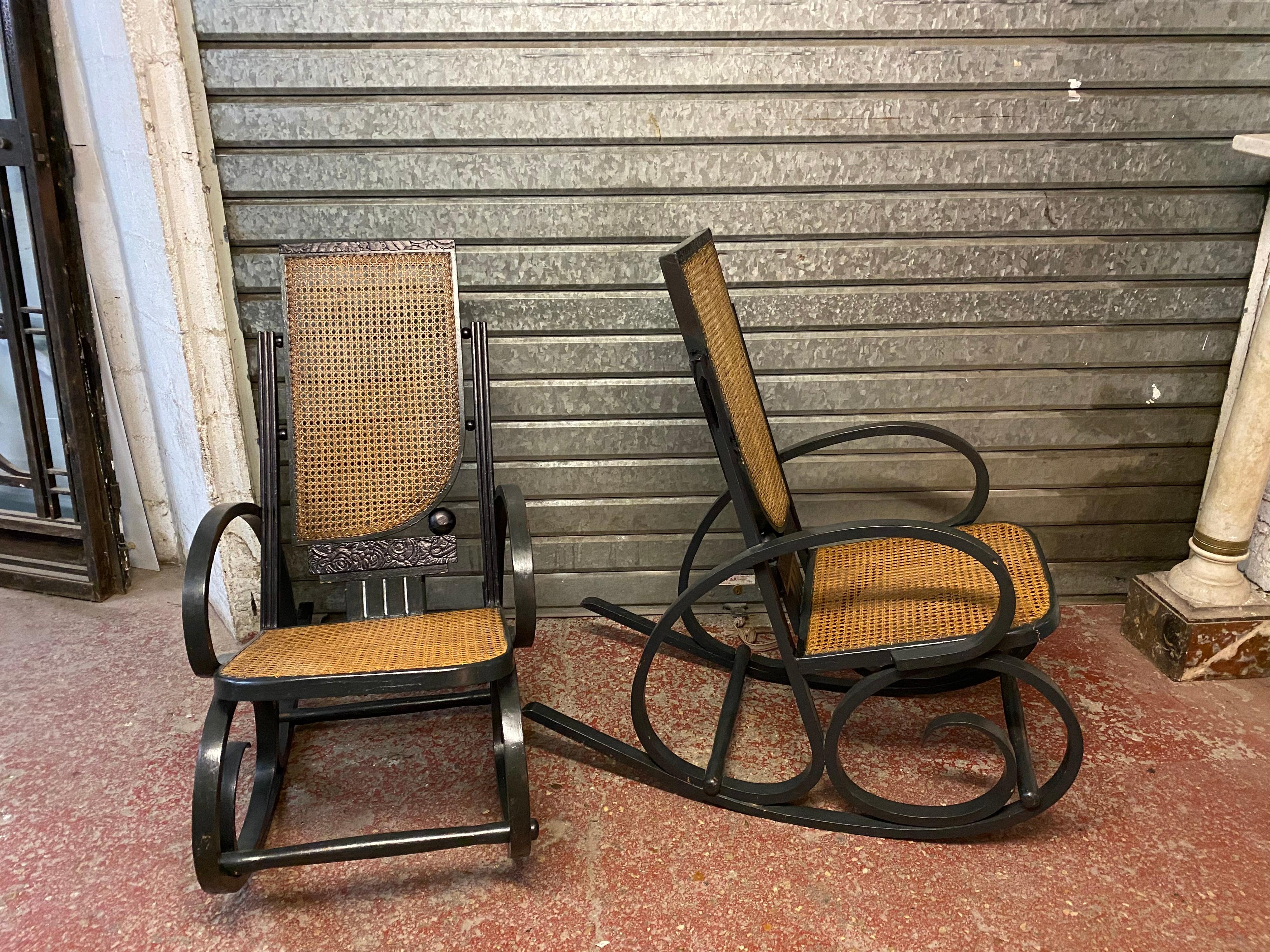 Paire de fauteuils à bascule de la Sécession viennoise en bois courbé et assise cannée.