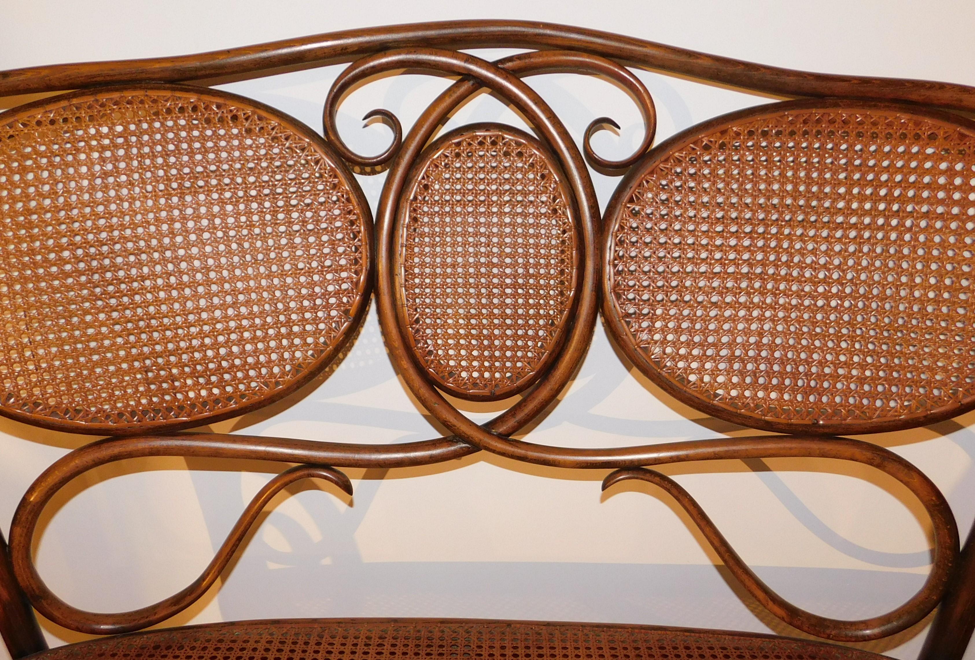 Sécession viennoise Banc en bois courbé Art Nouveau du sécessionniste viennois Gebruder Thonet