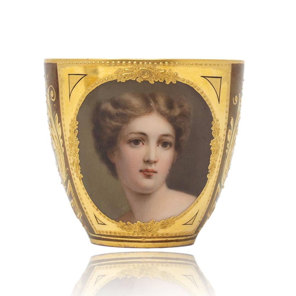 Tazza e piattino in porcellana viennese del XIX secolo in vendita 4