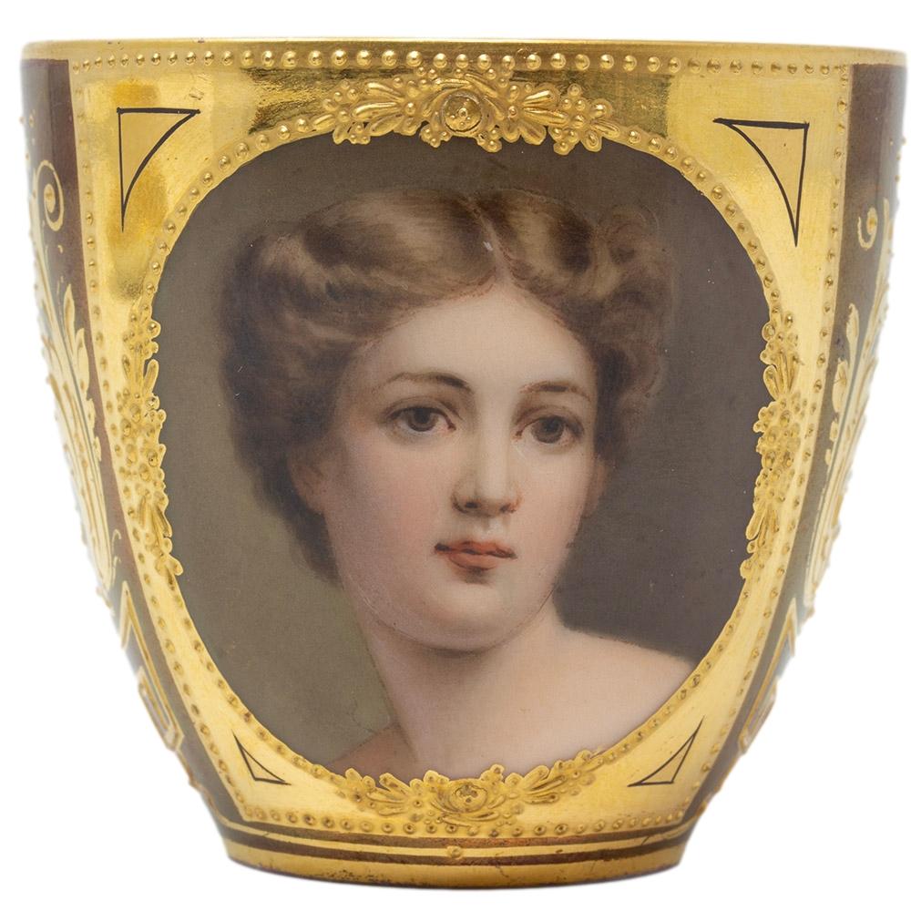 Tazza e piattino in porcellana viennese del XIX secolo in vendita 5
