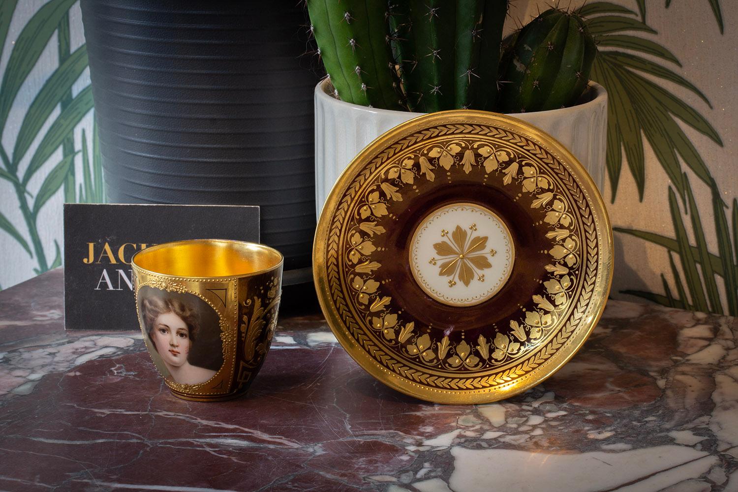Decorato con un ritratto femminile

Dalla nostra collezione di ceramiche, siamo lieti di offrirti questa tazza e piattino Vienna. La tazza e il piattino di Vienna hanno uno smalto marrone iridescente decorato con una doratura estremamente fine con