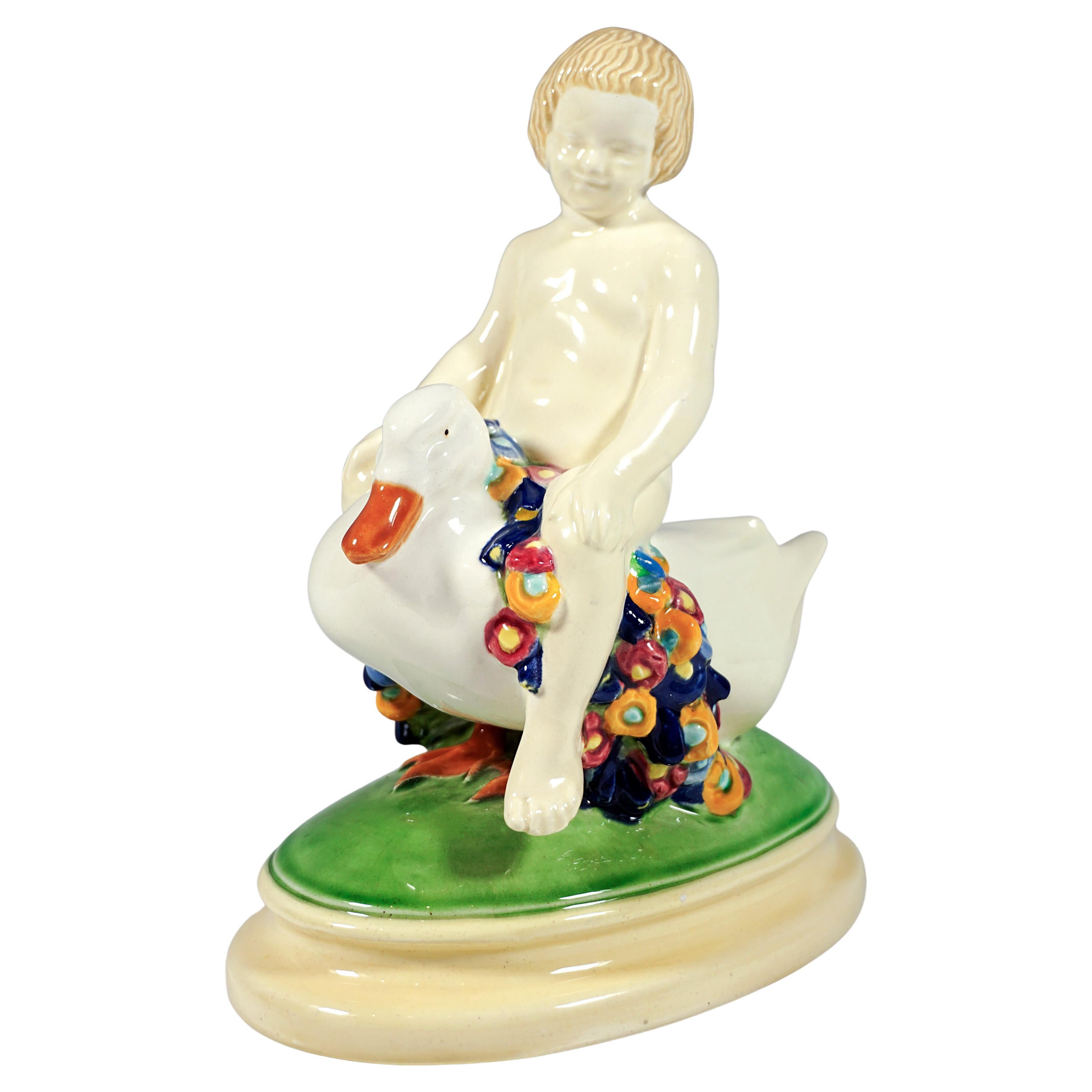Wiener Jugendstil-Keramik im Wiener Jugendstil, Figur eines Putten, der auf einem Enten reitet, von Doblinger, um 1910