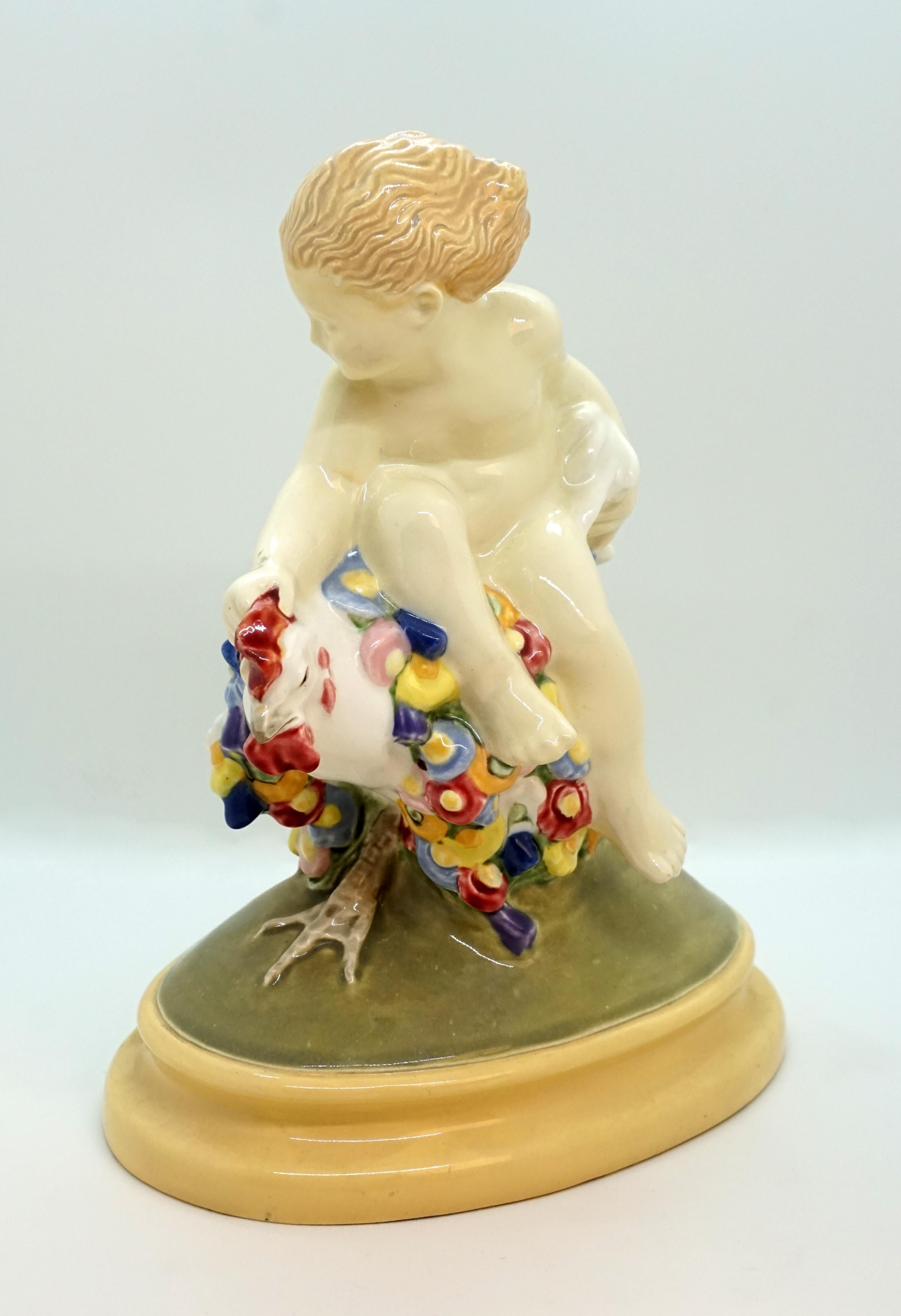 Eccellente oggetto in stile Art Nouveau viennese
Modellato da Ferdinand Doblinger (1872-1935), circa 1910.

Prodotto da 'Wiener Kunstkeramische Werkstätte' /= Laboratorio di ceramica d'arte di Vienna
Ceramica, terracotta brillante, finitura