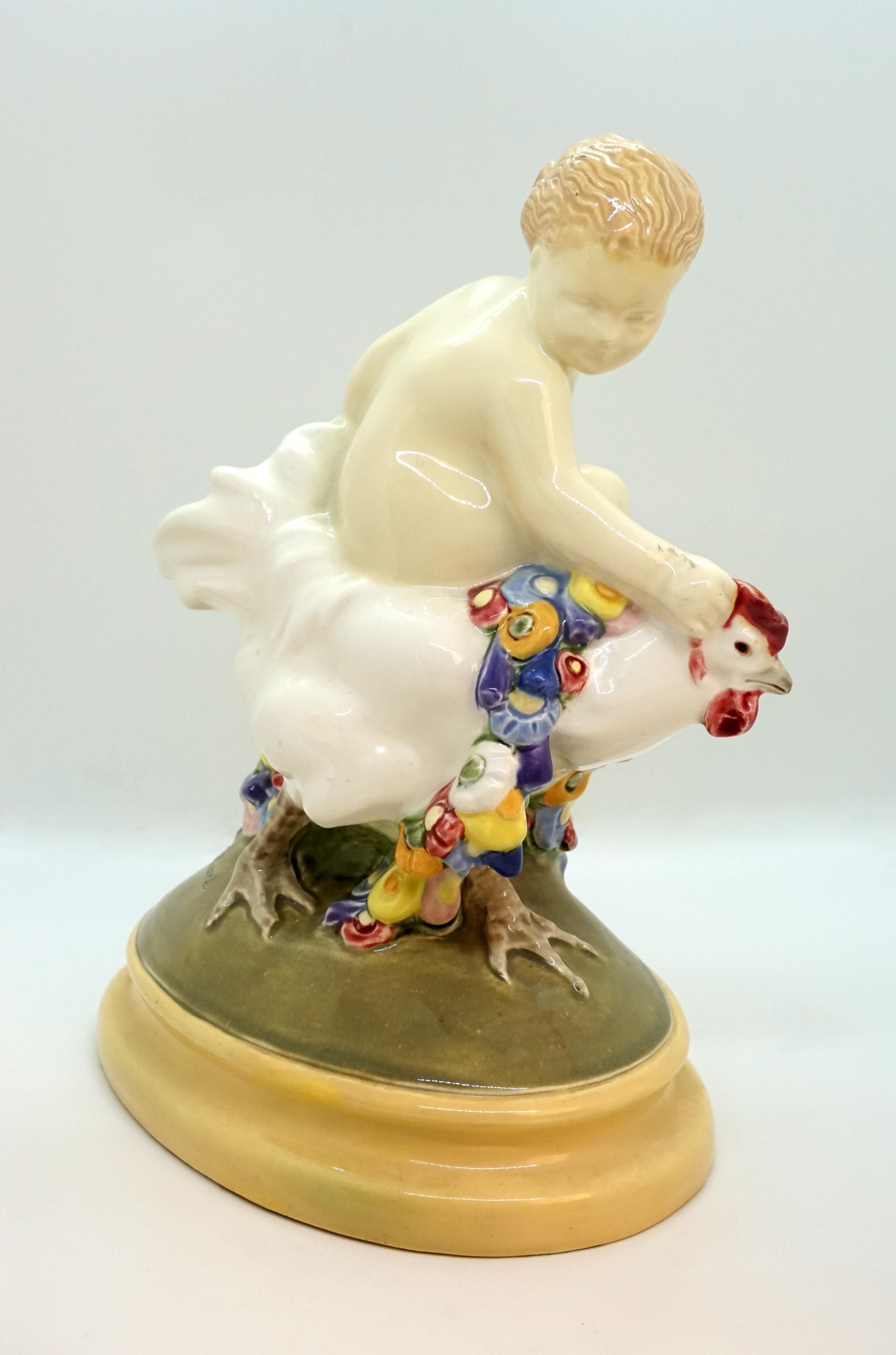 Art nouveau Céramique d'art viennoise Art Nouveau Figure Putto chevauchant un coq par Doblinger:: 1910 en vente