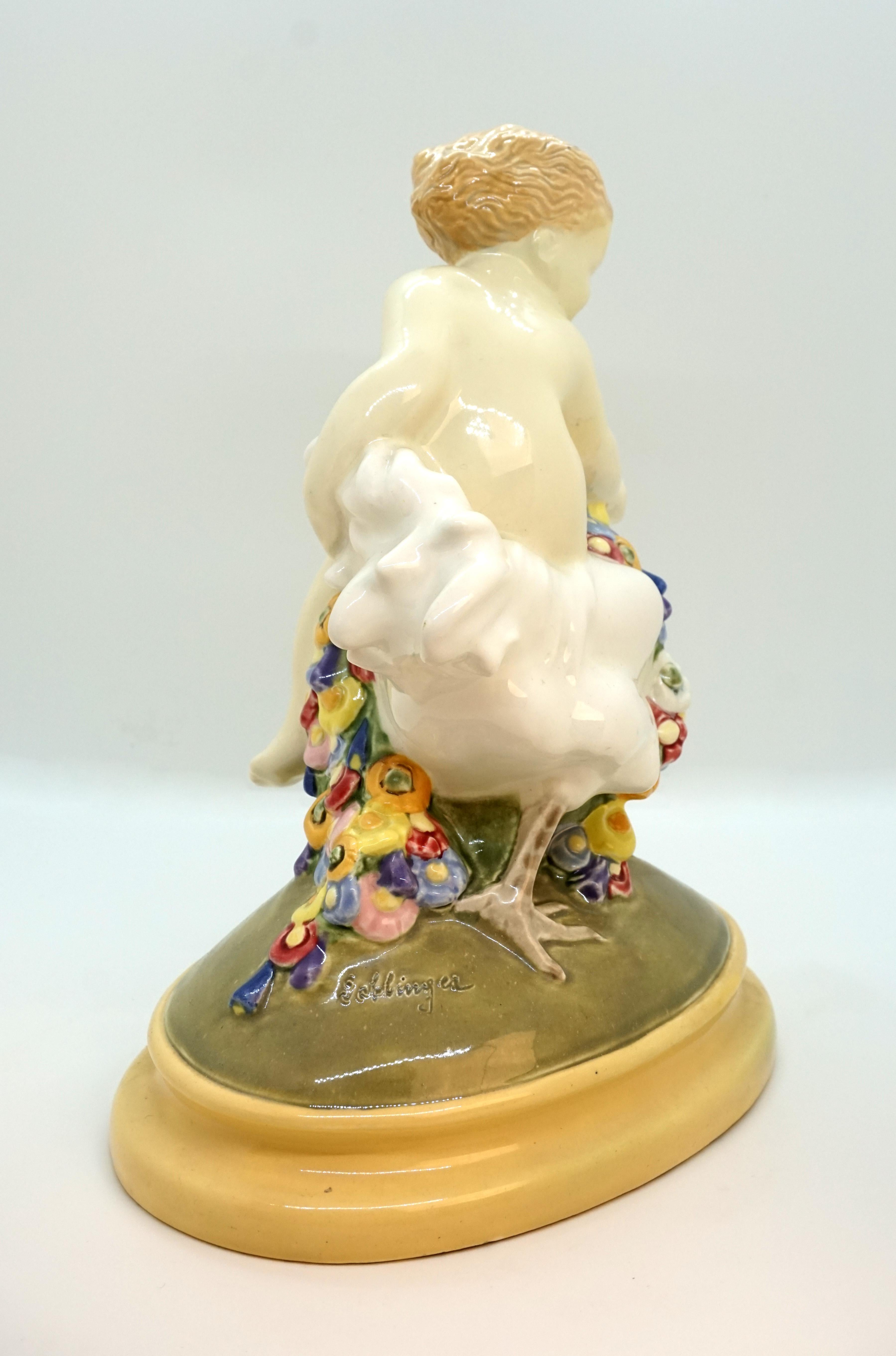 Dipinto a mano Ceramica d'arte di Vienna Art Nouveau Figura di Putto che cavalca un gallo di Doblinger, 1910 in vendita