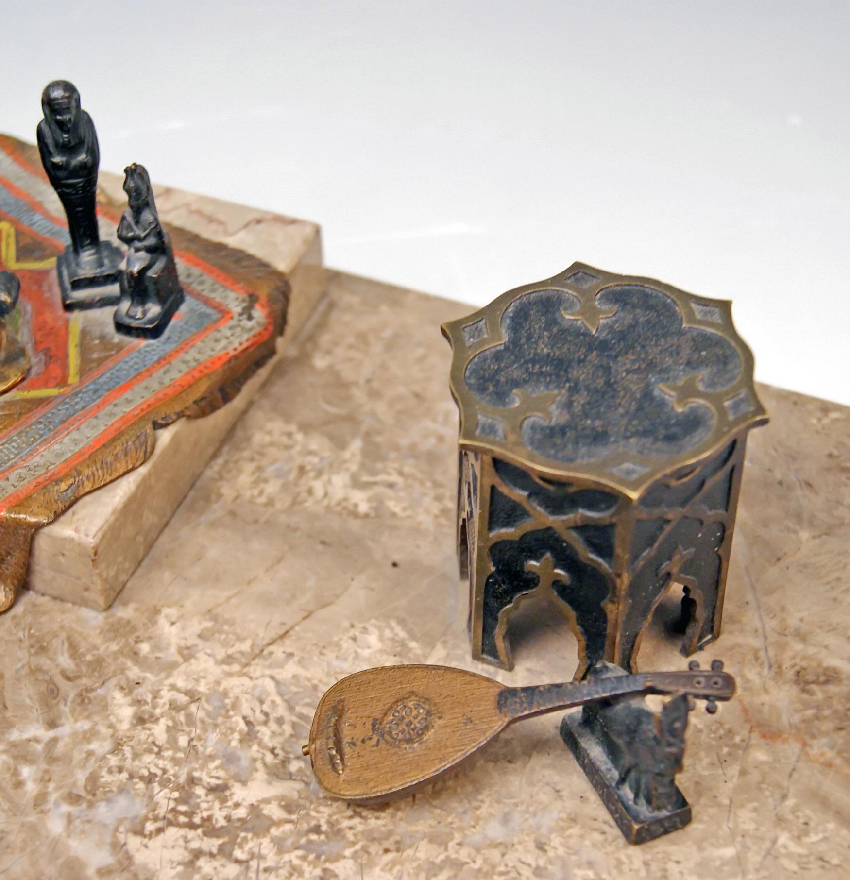 Vienna Bergman Bronce Hombre árabe sobre alfombra vendiendo antigüedades de Egipto, hacia 1890 Otro en venta