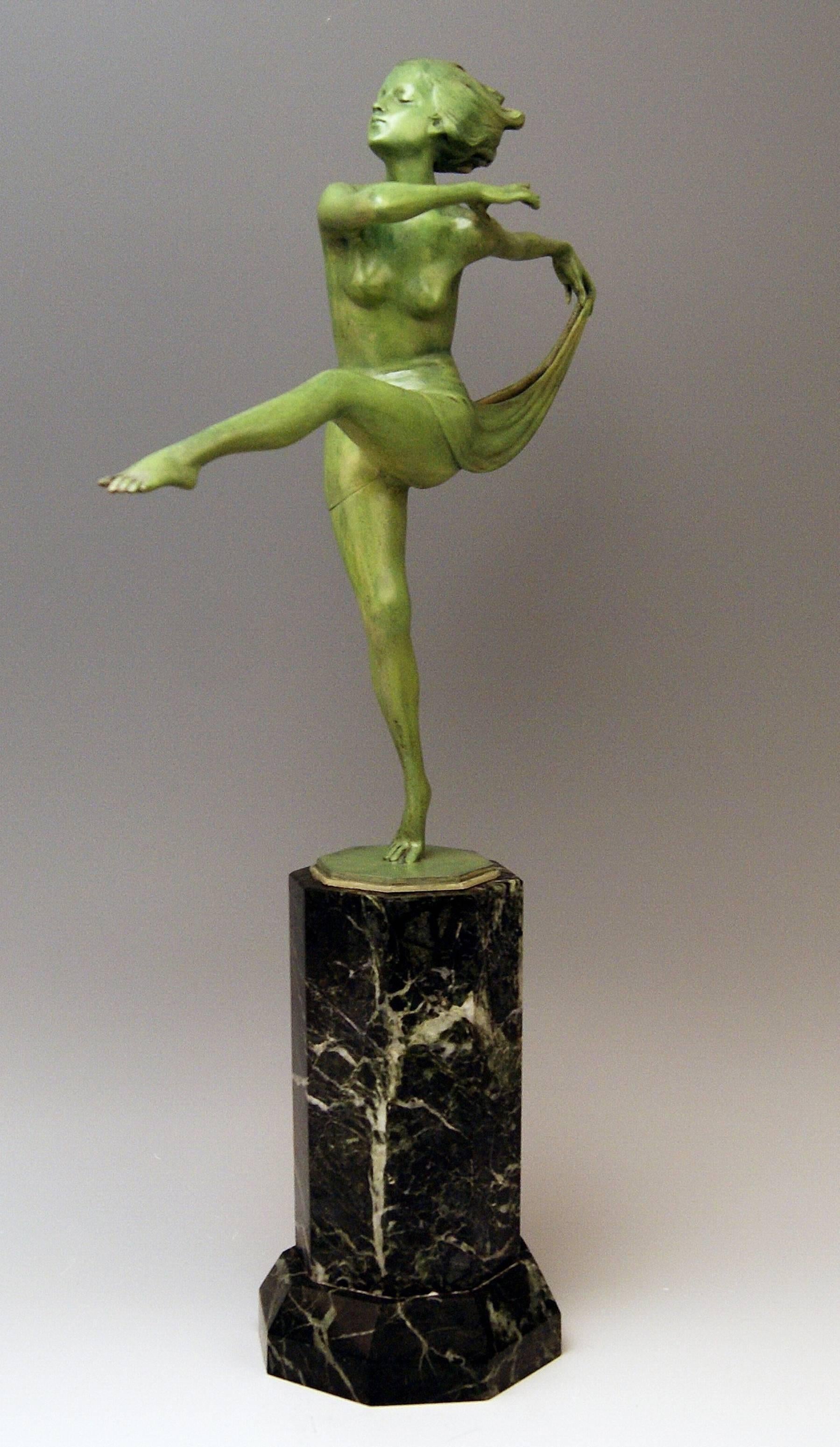 Vienna bronze finest Art Deco lady nude dancer

Material and technique: bronze / bronze casting / mold, with green patina

Designed by Josef Lorenzl (1892 - 1950) / one of most important designers having been active for Goldscheider manufactory